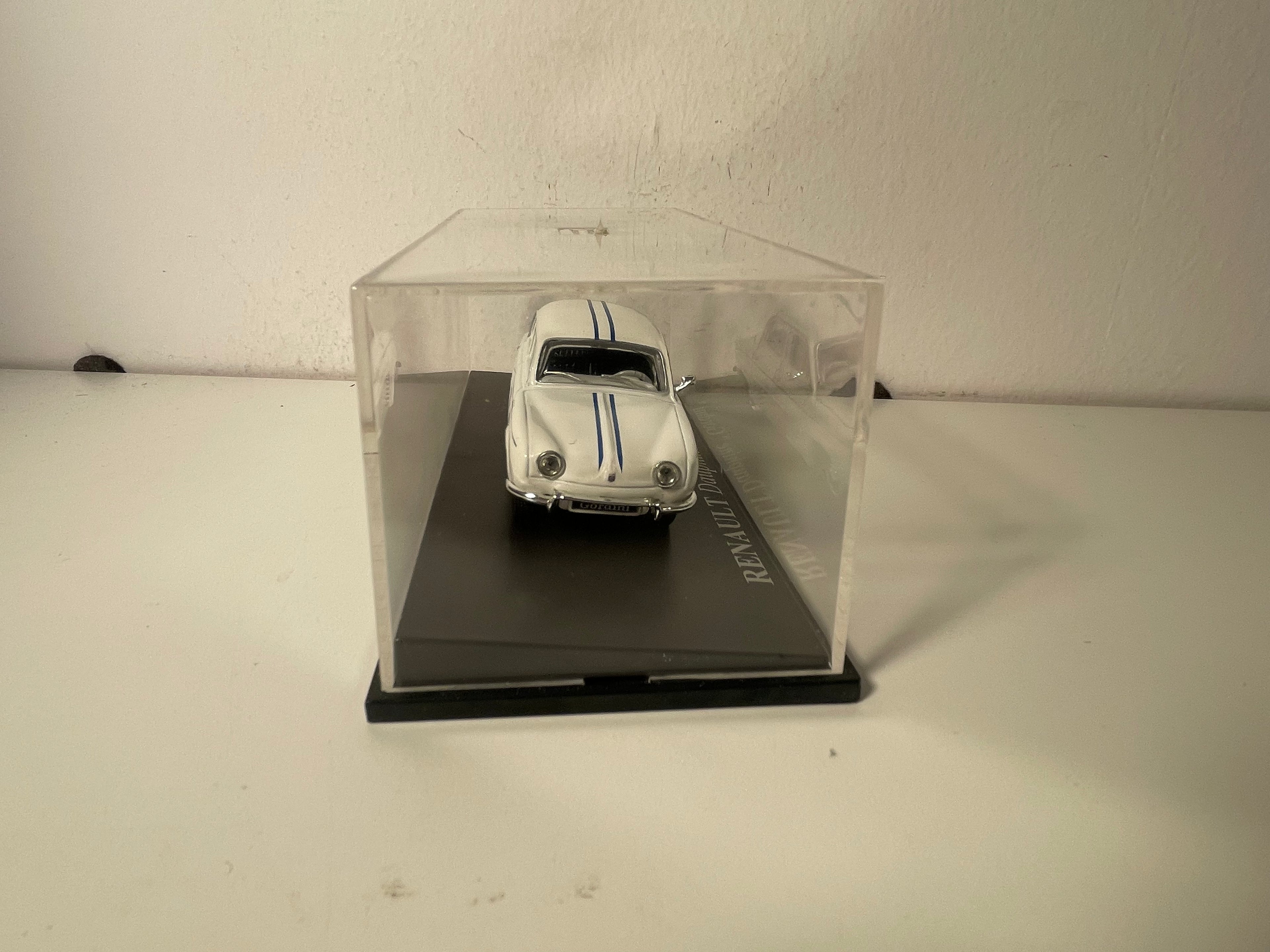 Renault Dauphine Gordini blanche avec liserets bleus (LEGEND SERIES référence 4682)