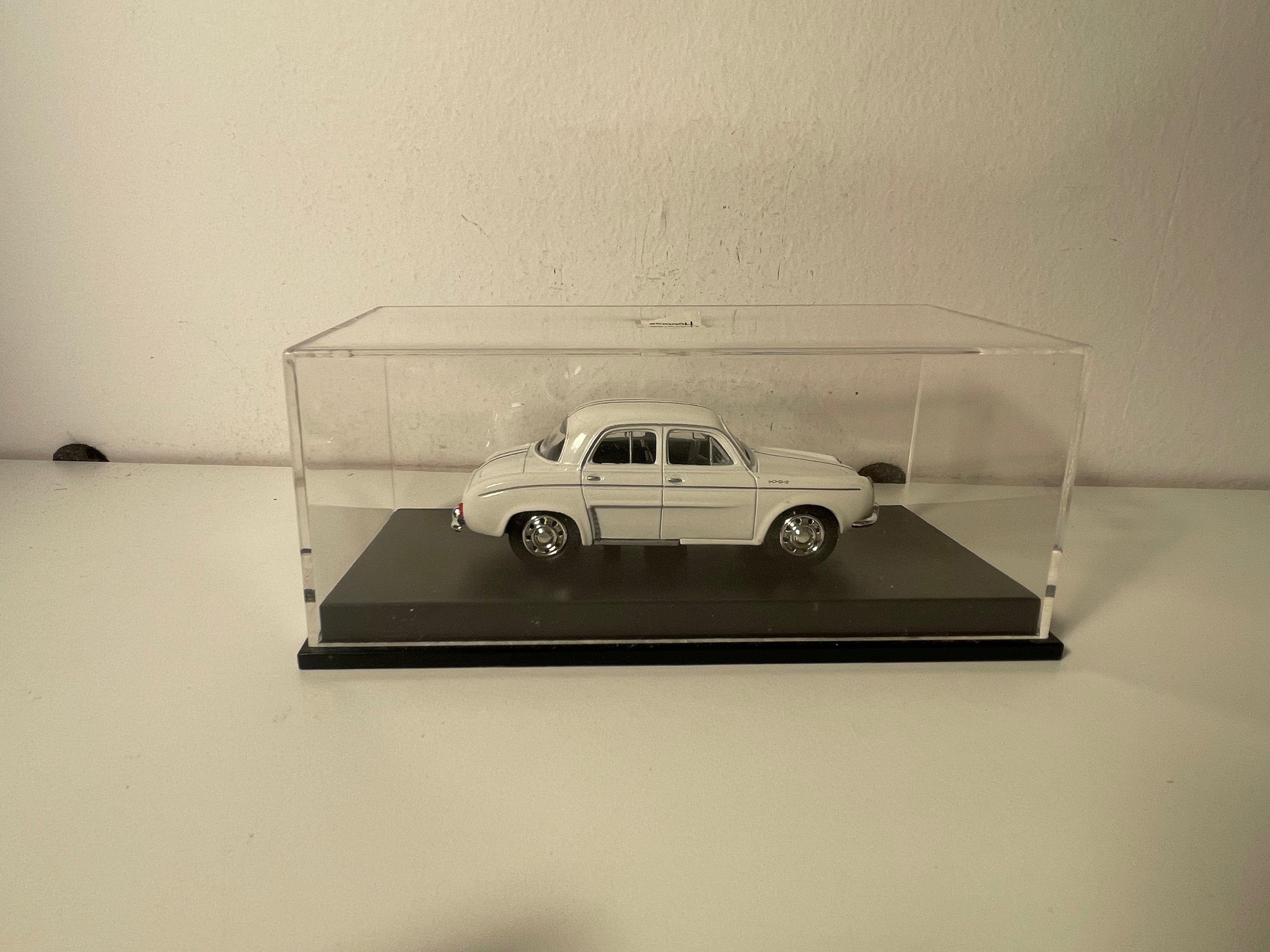 Renault Dauphine Gordini blanche avec liserets bleus (LEGEND SERIES référence 4682)