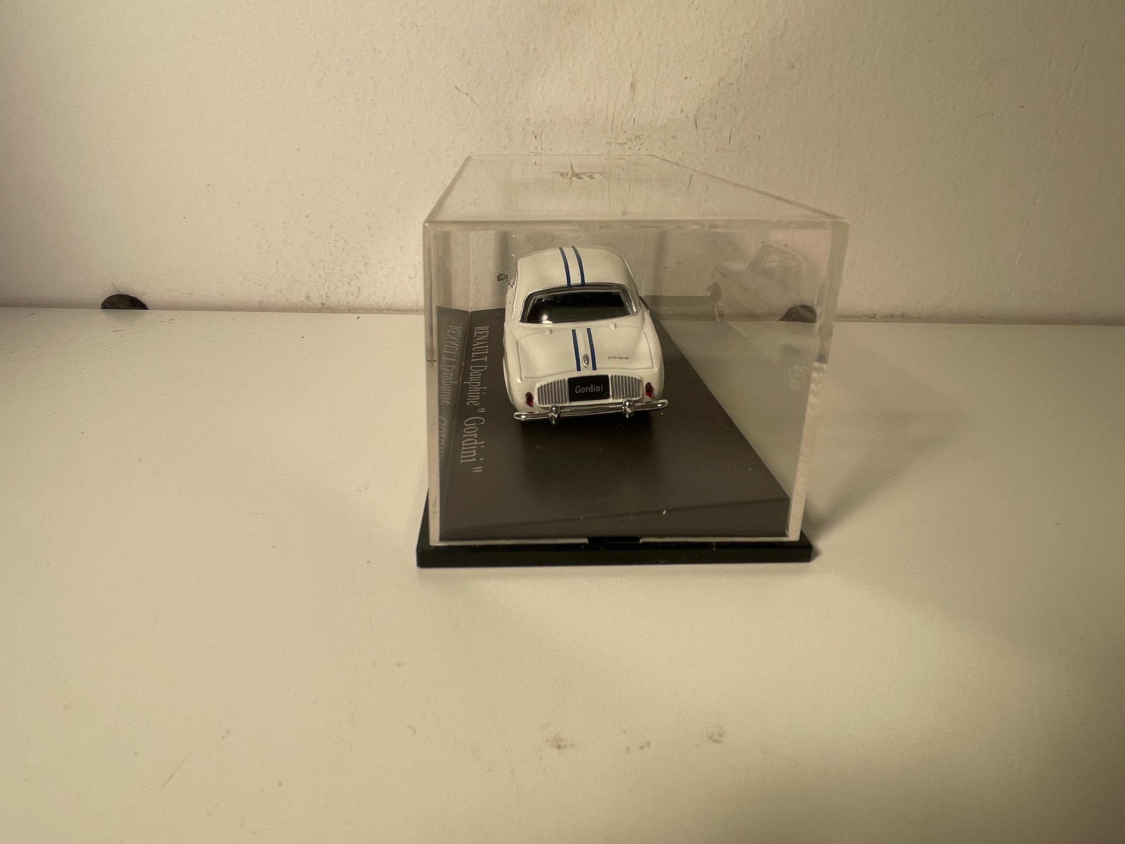 Renault Dauphine Gordini blanche avec liserets bleus (LEGEND SERIES référence 4682)