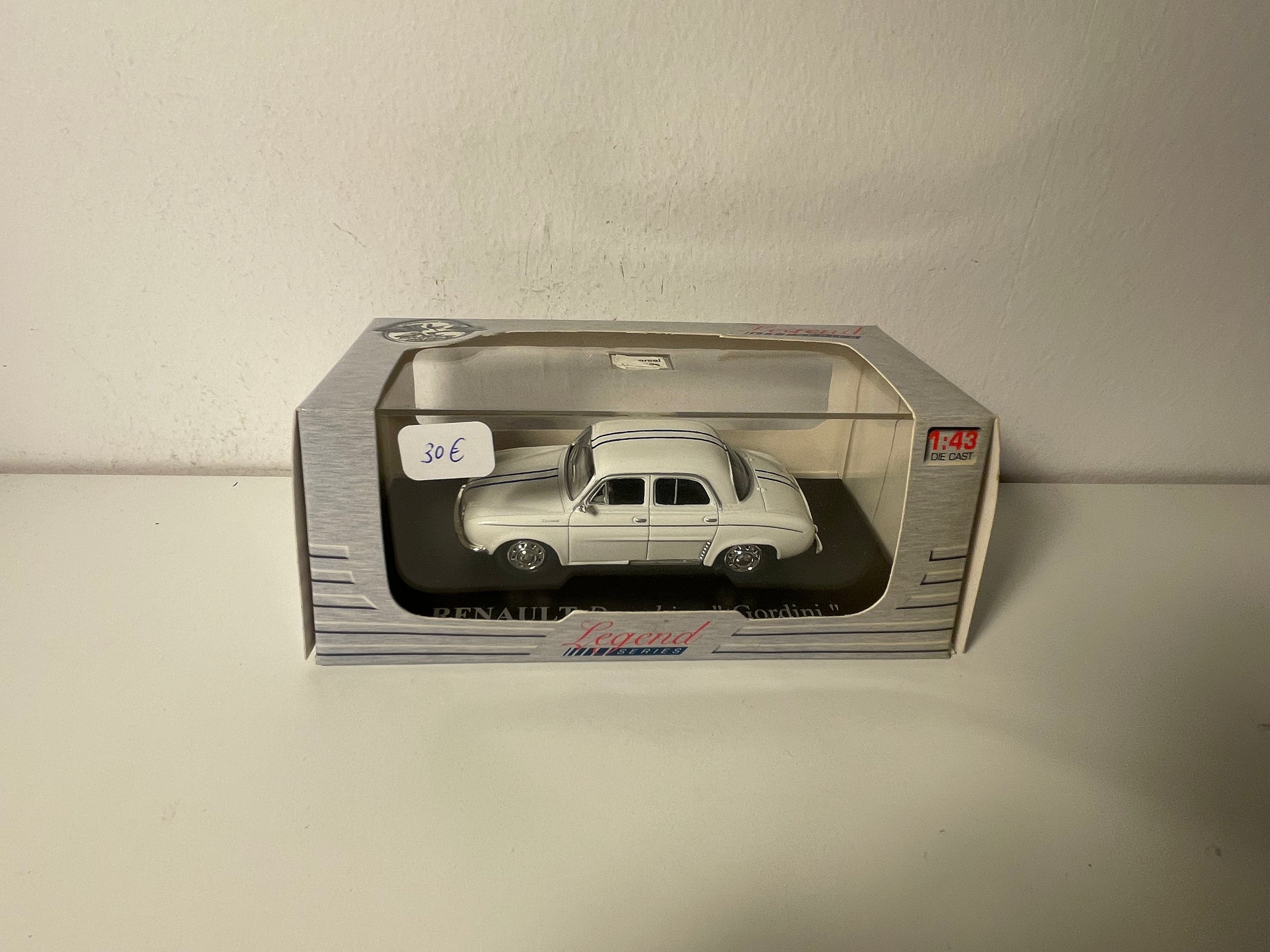 Renault Dauphine Gordini blanche avec liserets bleus (LEGEND SERIES référence 4682)