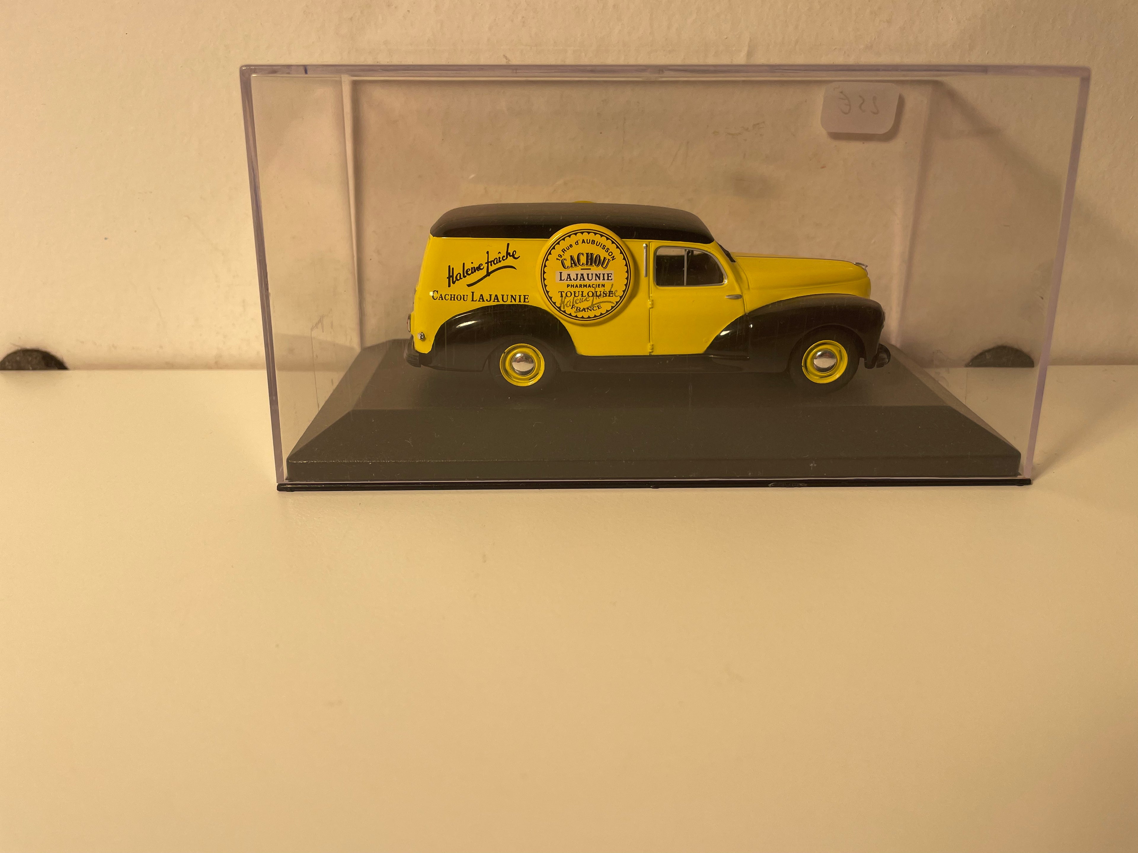 Peugeot 203 fourgonnette jaune et noire - Publicité "CACHOU LAJAUNIE"