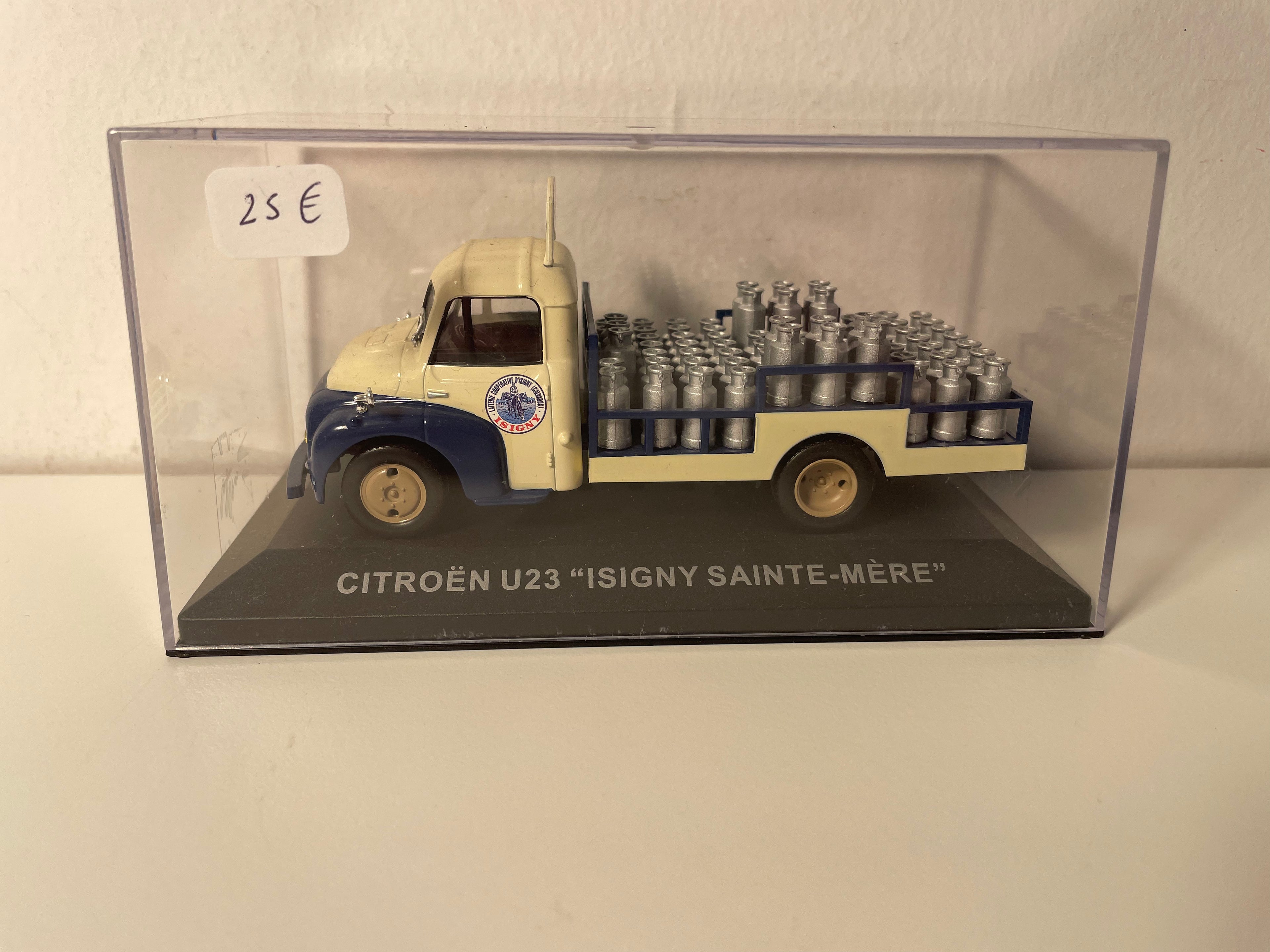 Citroën U23 azul e bege com publicidade ISIGNY SAINTE-MERE (camião de leite)