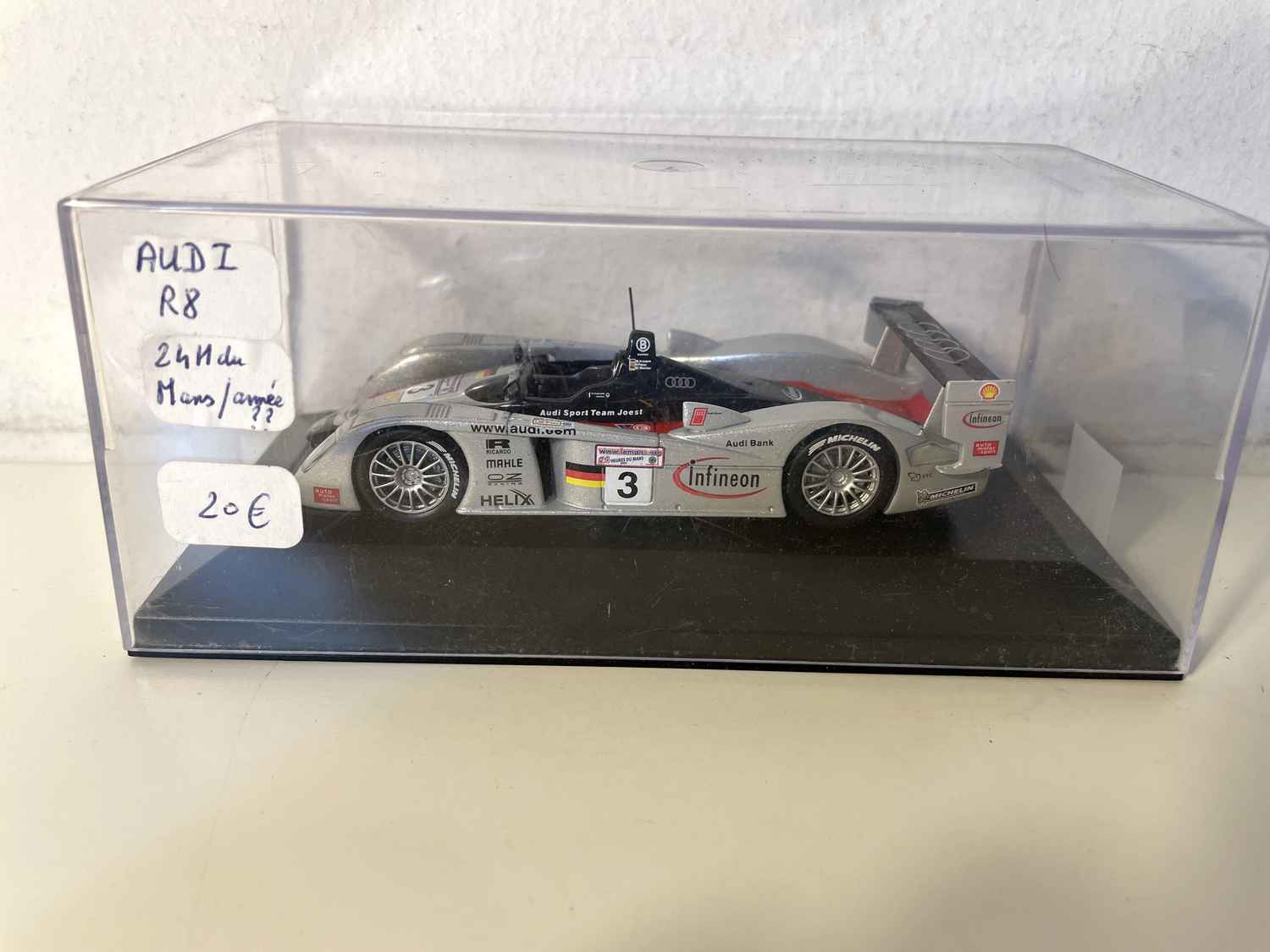 Audi R8 vermelho e cinzento número 3 (24 horas de Le Mans?) - carro adicionado na base + caixa plexi