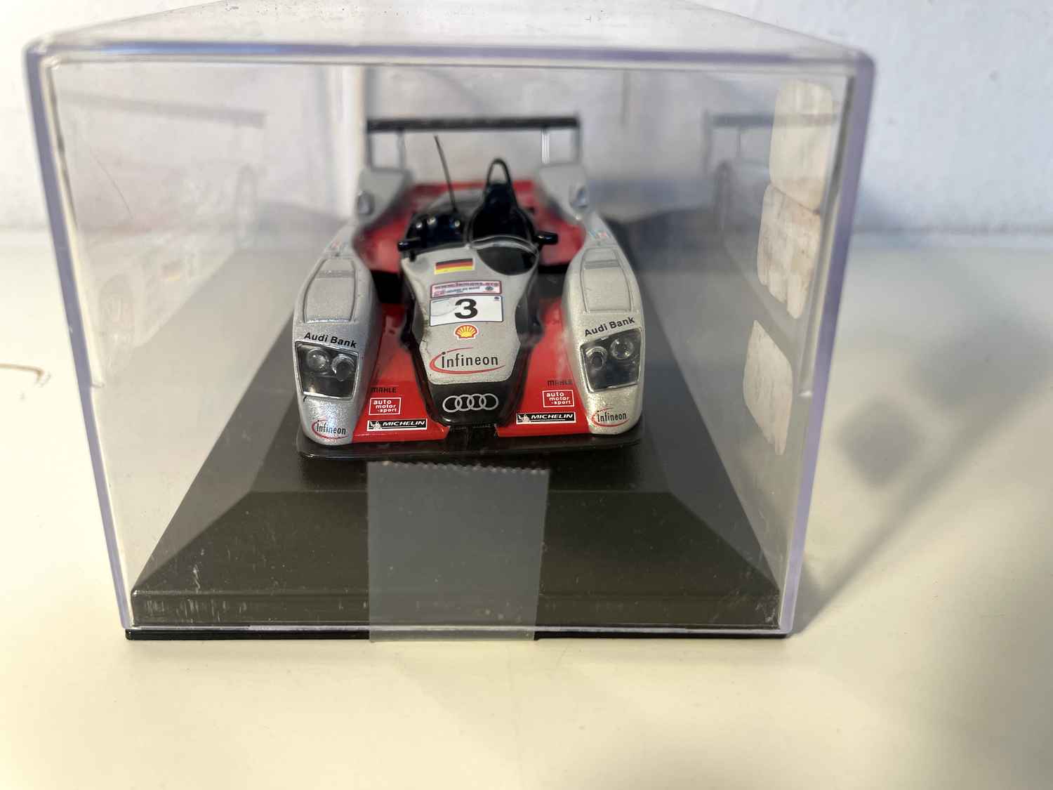 Audi R8 vermelho e cinzento número 3 (24 horas de Le Mans?) - carro adicionado na base + caixa plexi