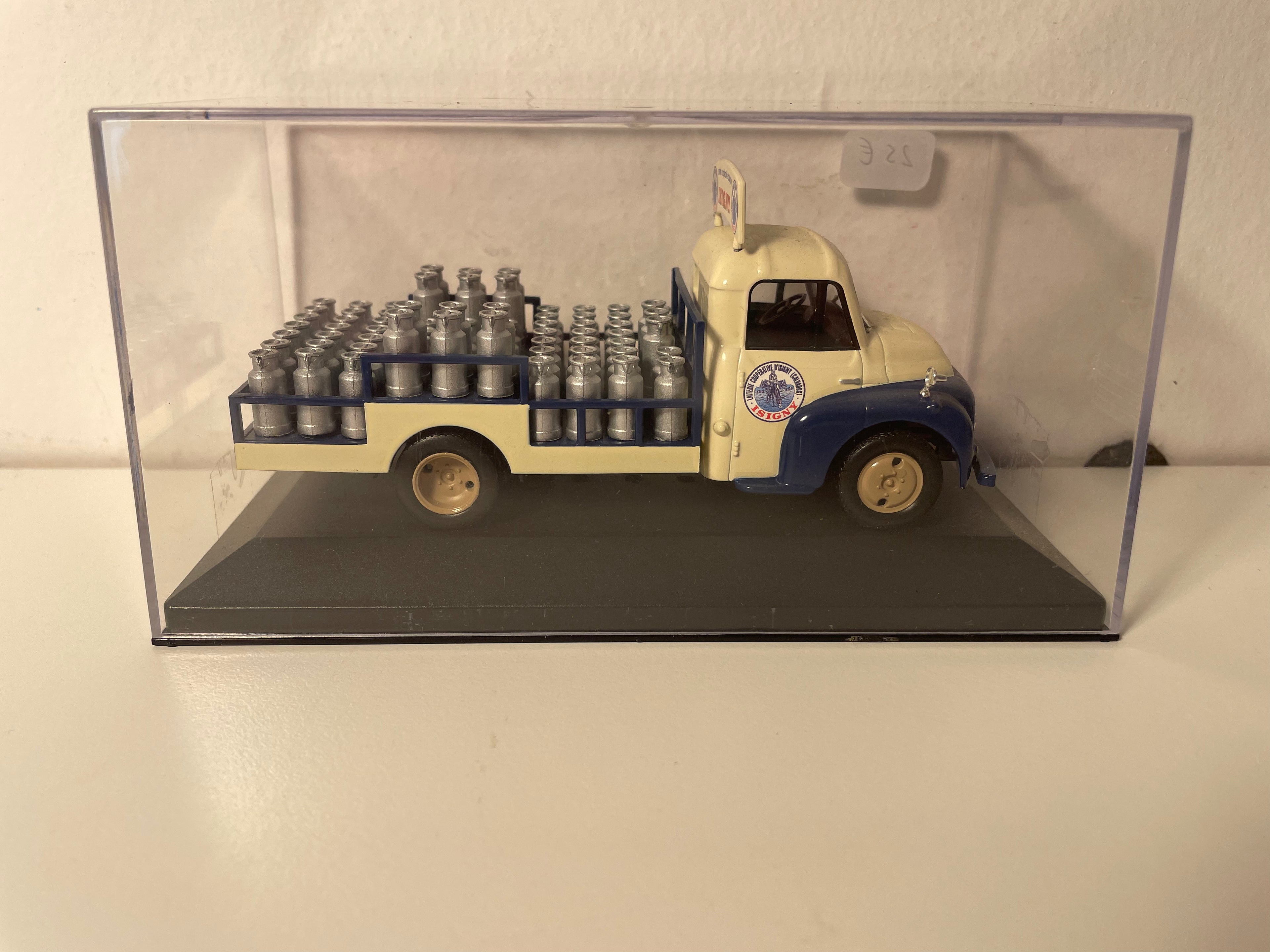 Citroën U23 azul e bege com publicidade ISIGNY SAINTE-MERE (camião de leite)