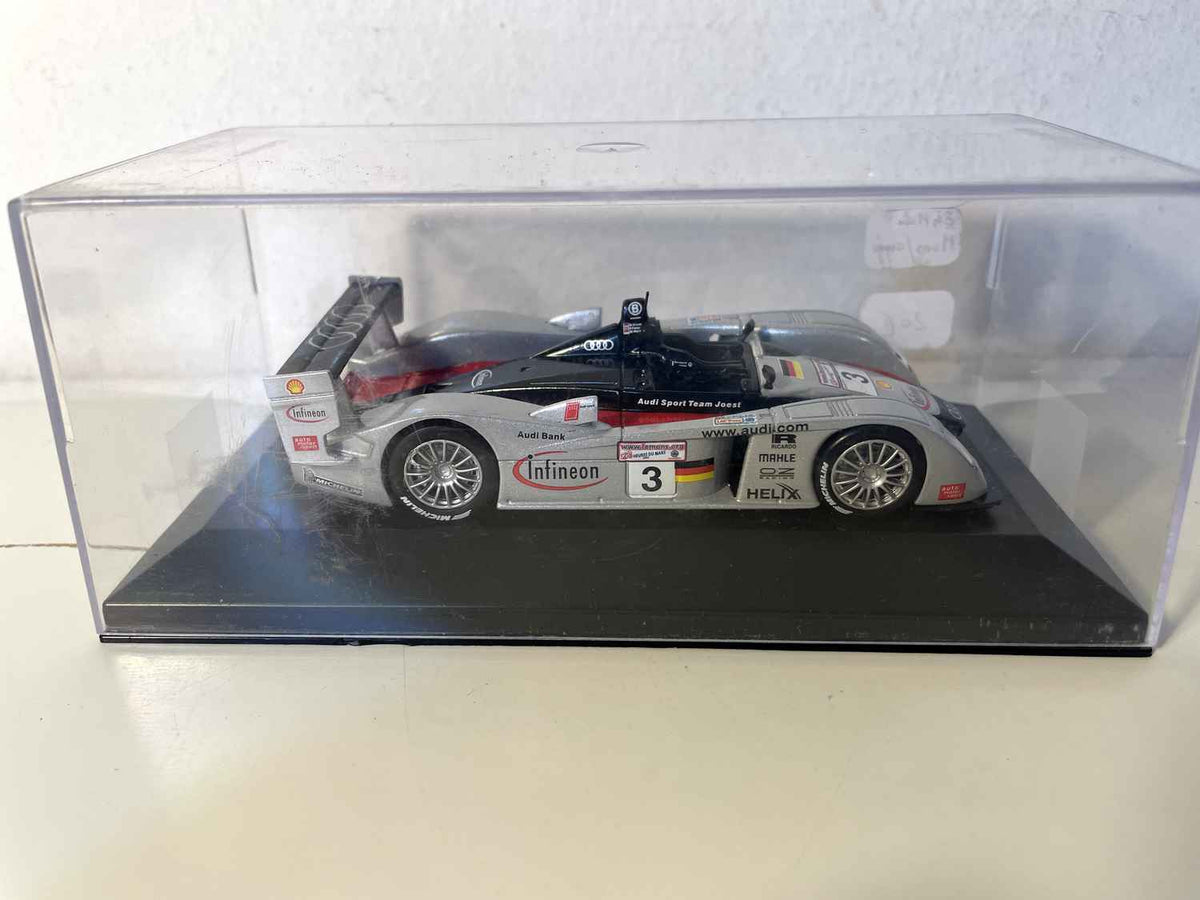Audi R8 vermelho e cinzento número 3 (24 horas de Le Mans?) - carro adicionado na base + caixa plexi