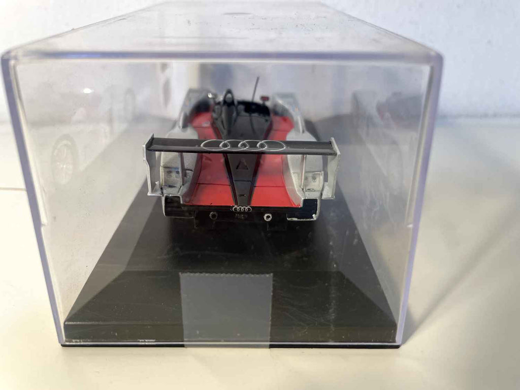 Audi R8 vermelho e cinzento número 3 (24 horas de Le Mans?) - carro adicionado na base + caixa plexi