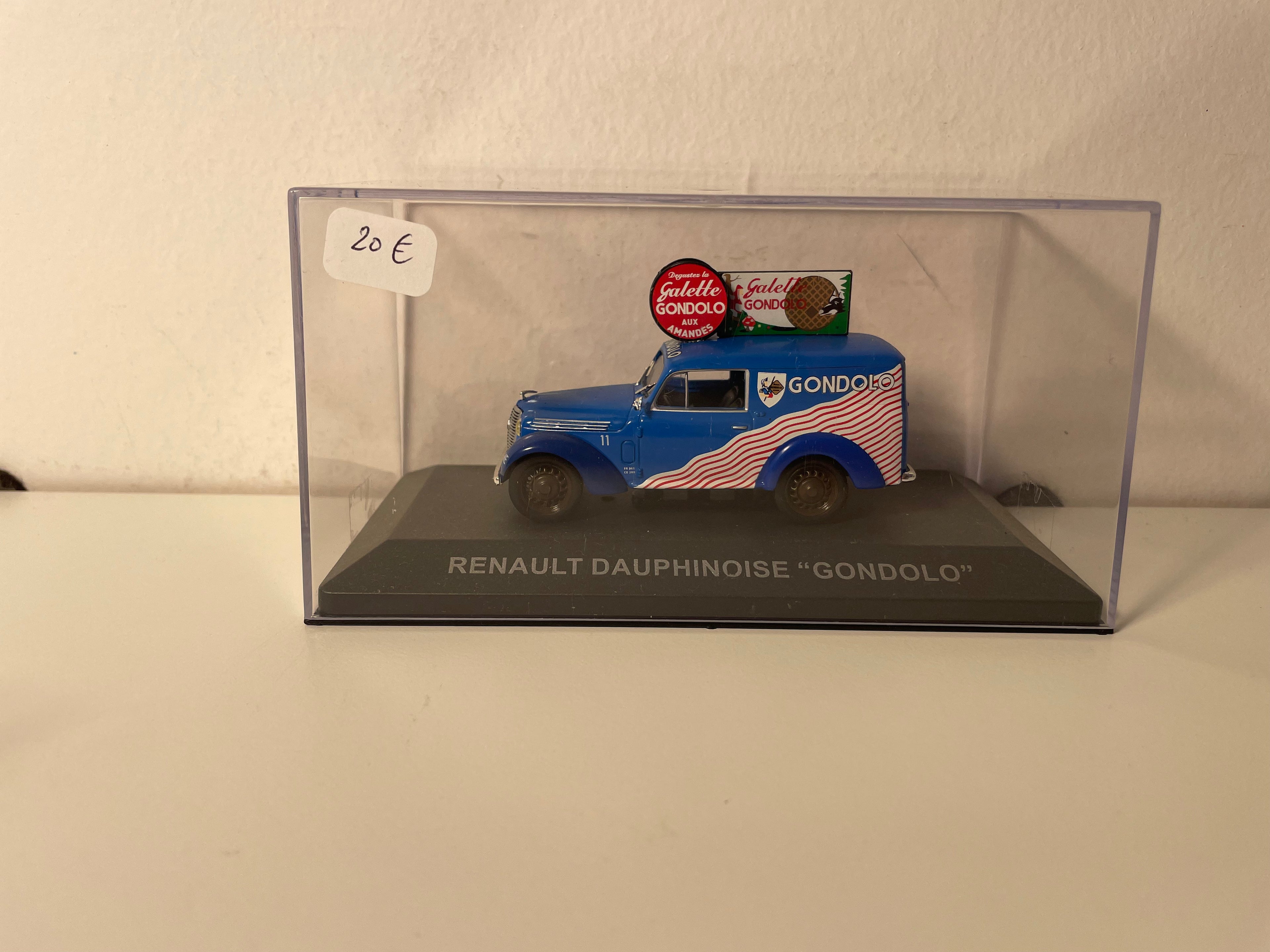 Renault Dauphinoise bleue - Publicité sur les gâteaux GONDOLO