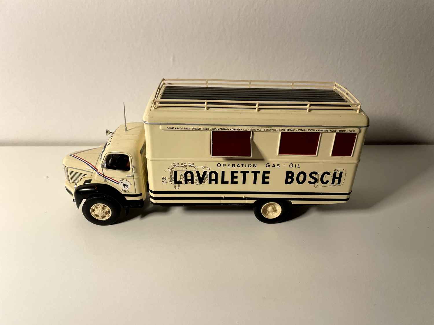 Camión Berliet GLC 6 OKAPI beige LAVALETTE BOSCH con 6 ventanas (con blister y cartón)
