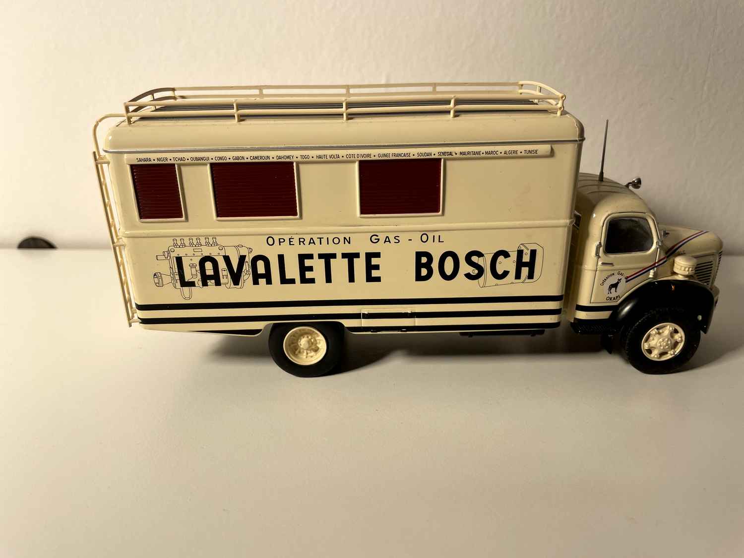 Camión Berliet GLC 6 OKAPI beige LAVALETTE BOSCH con 6 ventanas (con blister y cartón)