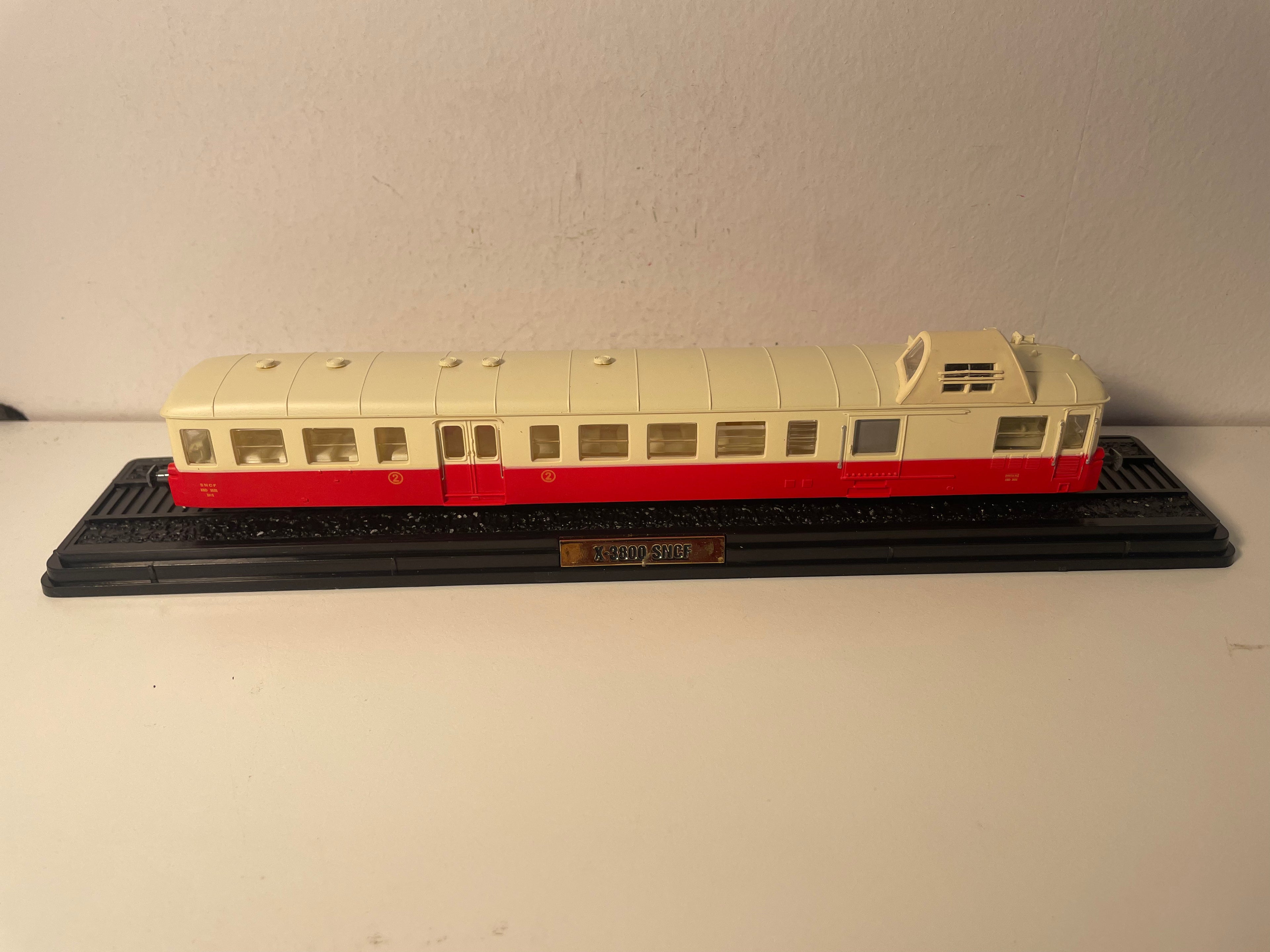 Autorail (micheline) X-3800 "PICASSO" de 1950 (Échelle HO - 1/87ème)