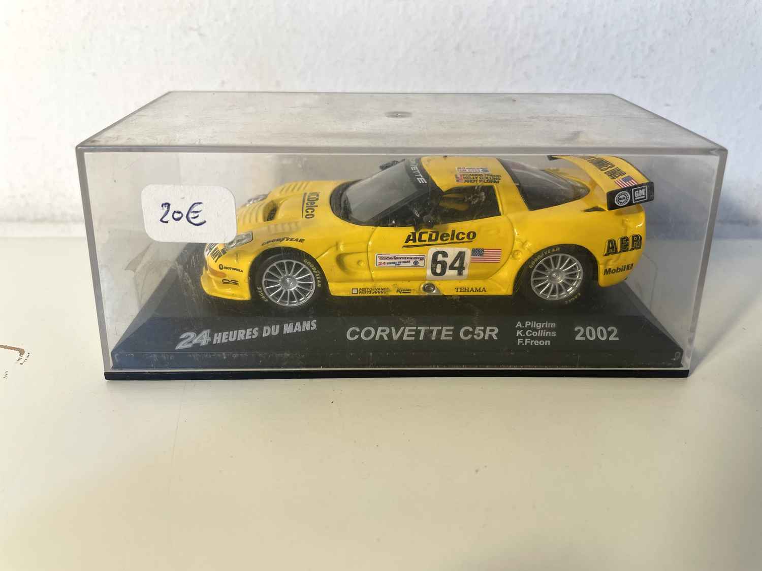 Żółta Corvette C5R numer 64 (24-godzinny wyścig Le Mans 2002)
