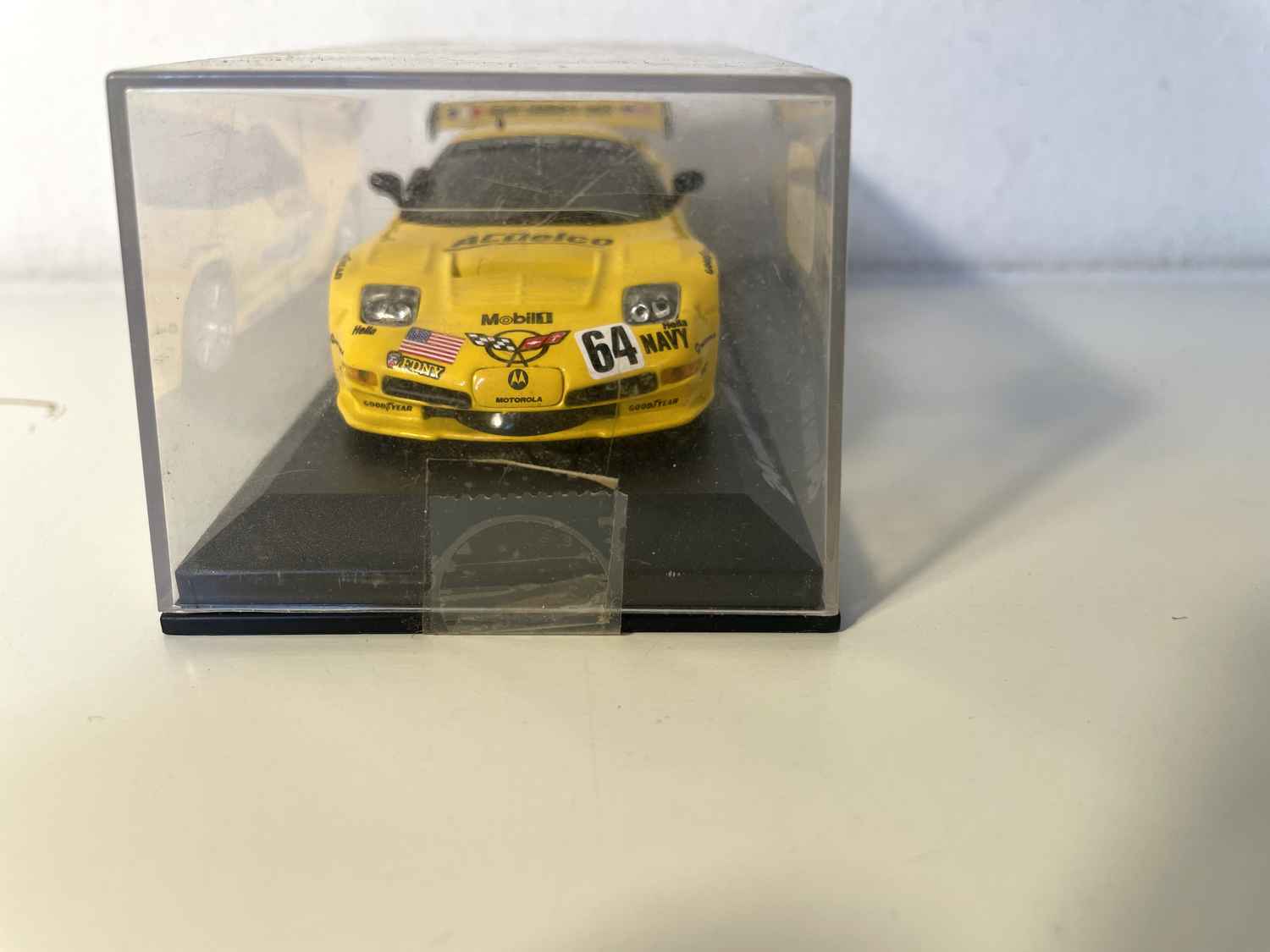 Żółta Corvette C5R numer 64 (24-godzinny wyścig Le Mans 2002)