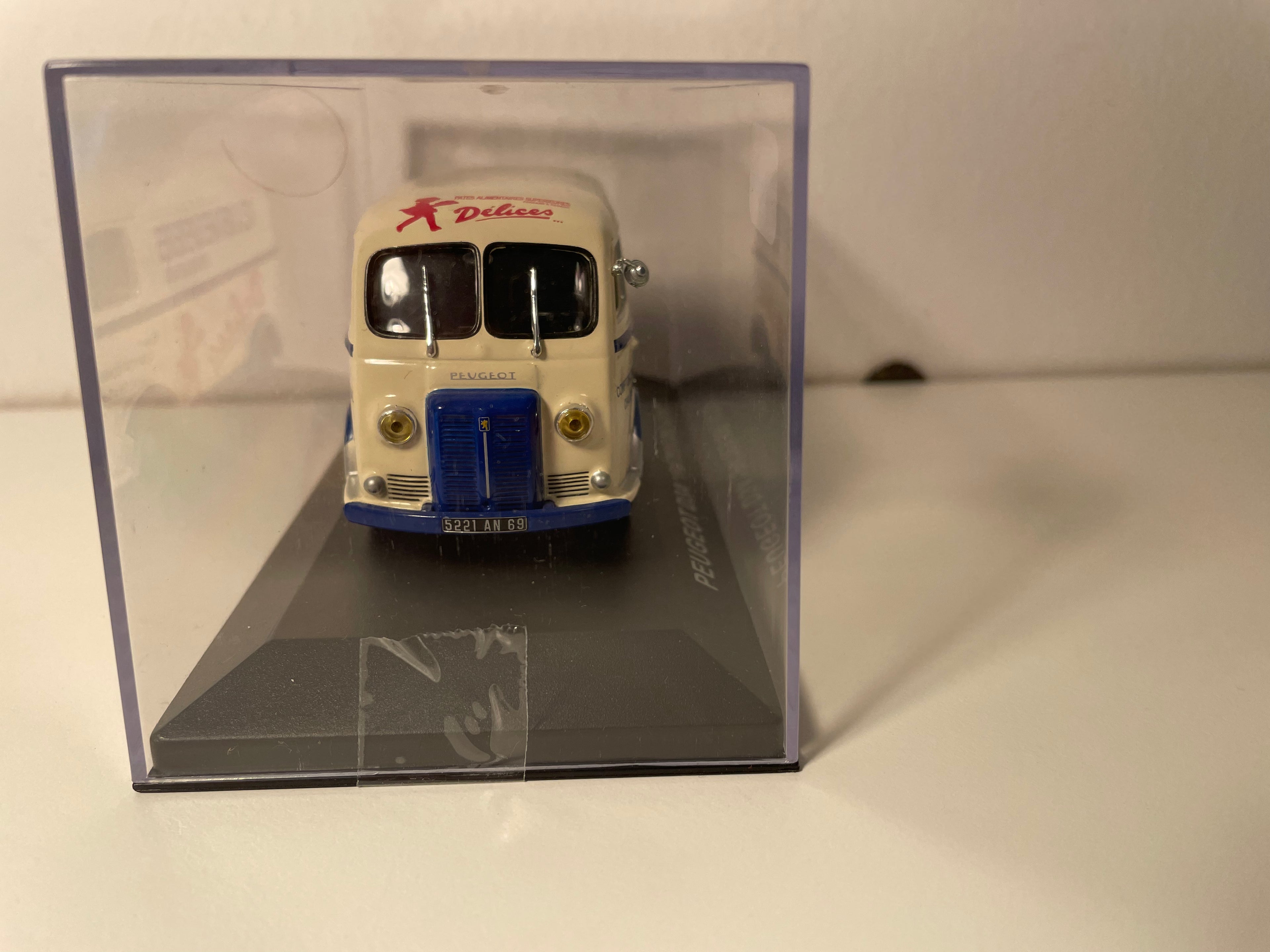 Peugeot D3A beige con pubblicità sulla pasta DELICES (Délices)