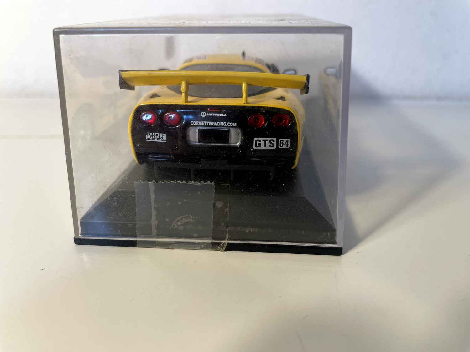 Żółta Corvette C5R numer 64 (24-godzinny wyścig Le Mans 2002)
