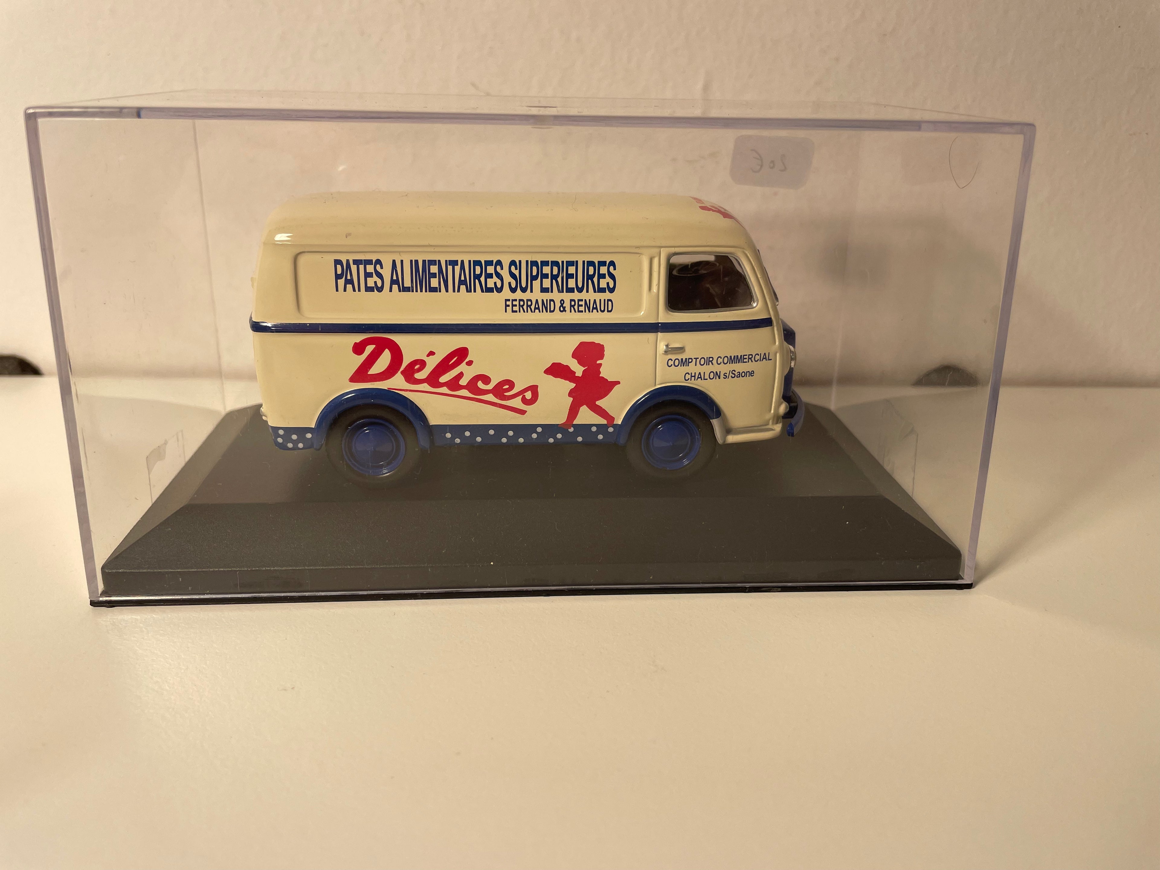 Peugeot D3A beige con pubblicità sulla pasta DELICES (Délices)