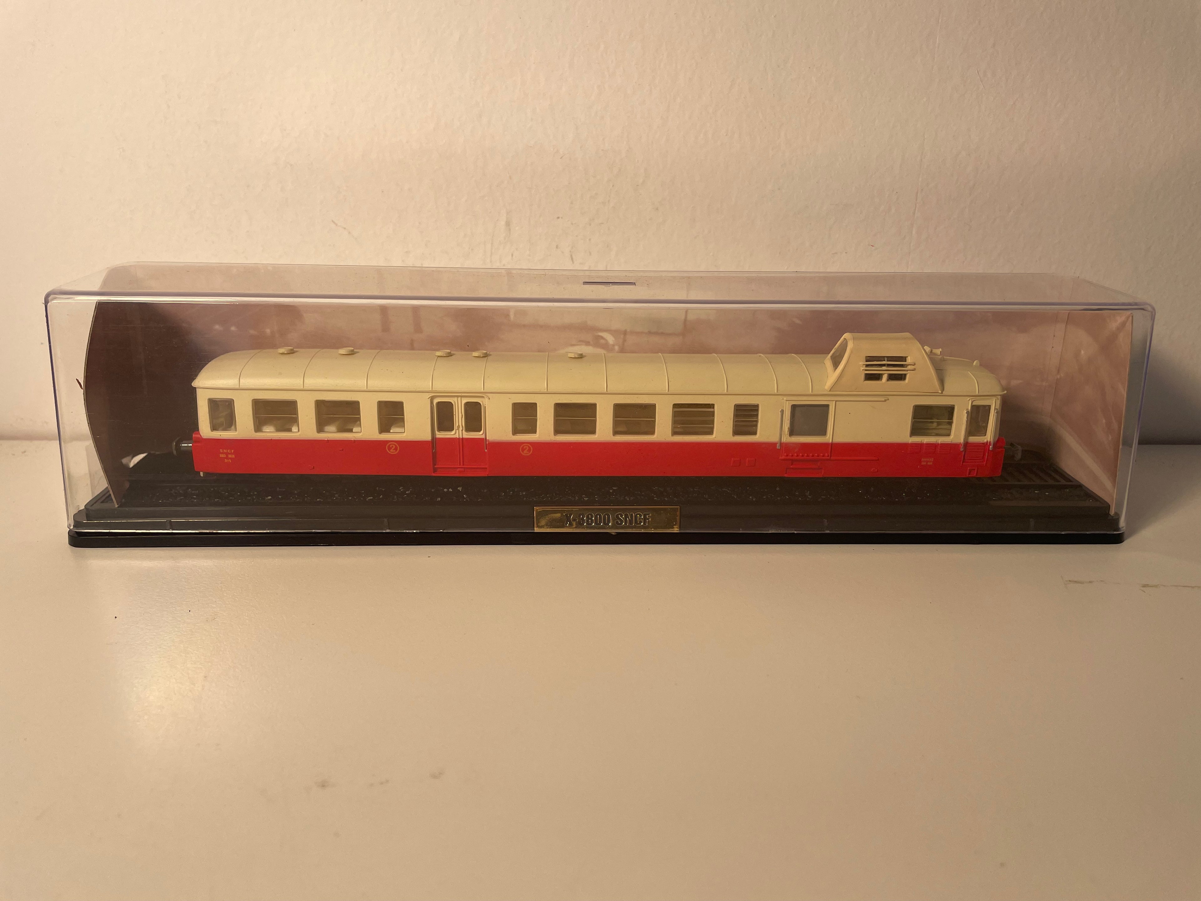 Autorail (micheline) X-3800 "PICASSO" de 1950 (Échelle HO - 1/87ème)