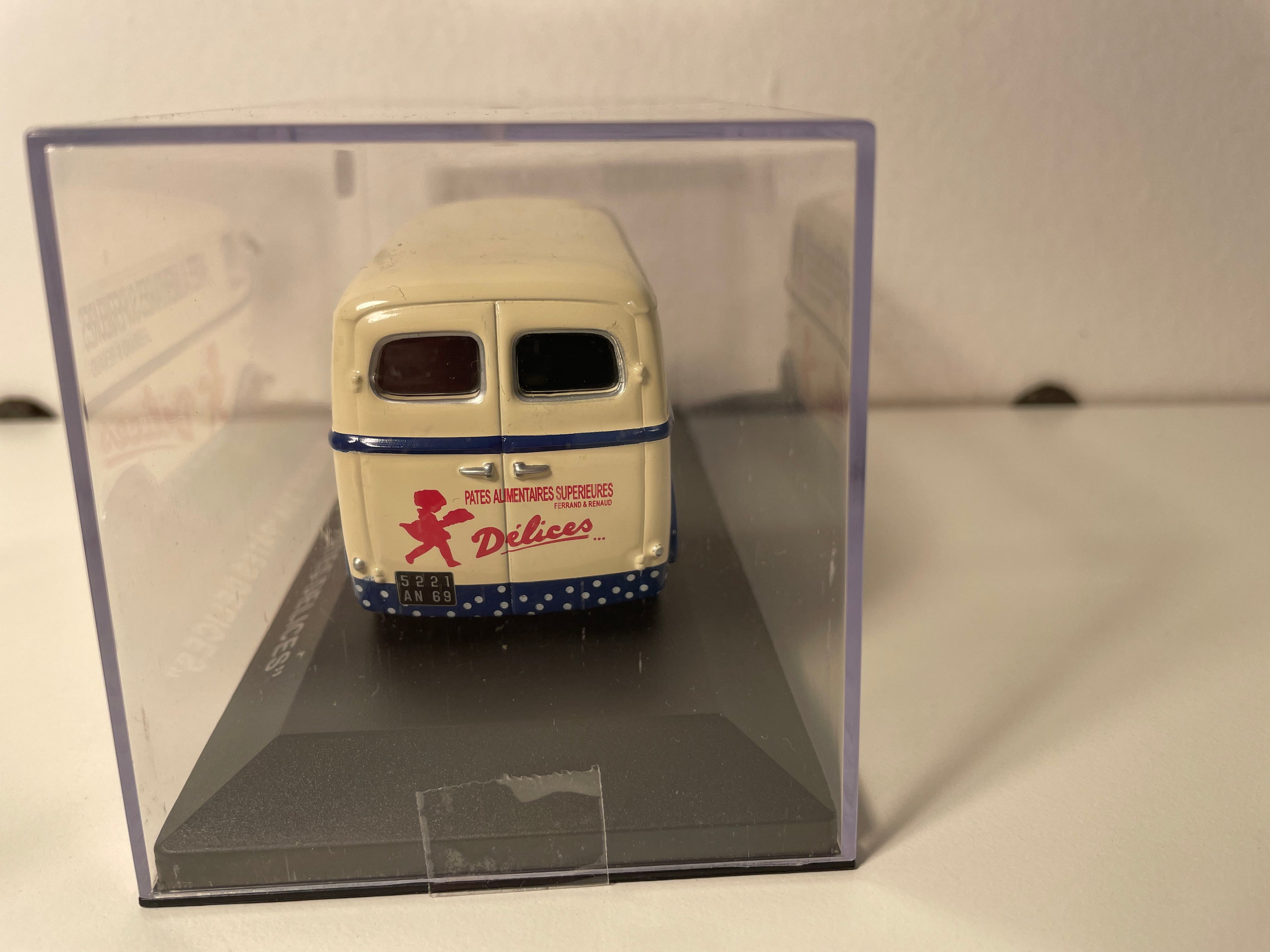 Peugeot D3A beige con pubblicità sulla pasta DELICES (Délices)