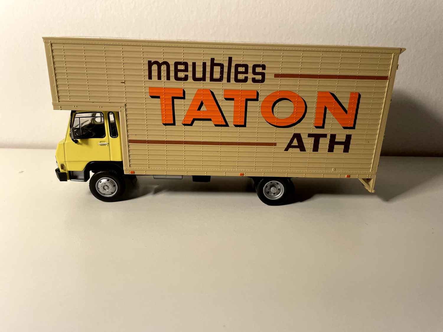 Camion Berliet 560 K transportéiert Mëbel TATON ATH - Editioun Hachette Collections / Miniaturproduzent: IXO