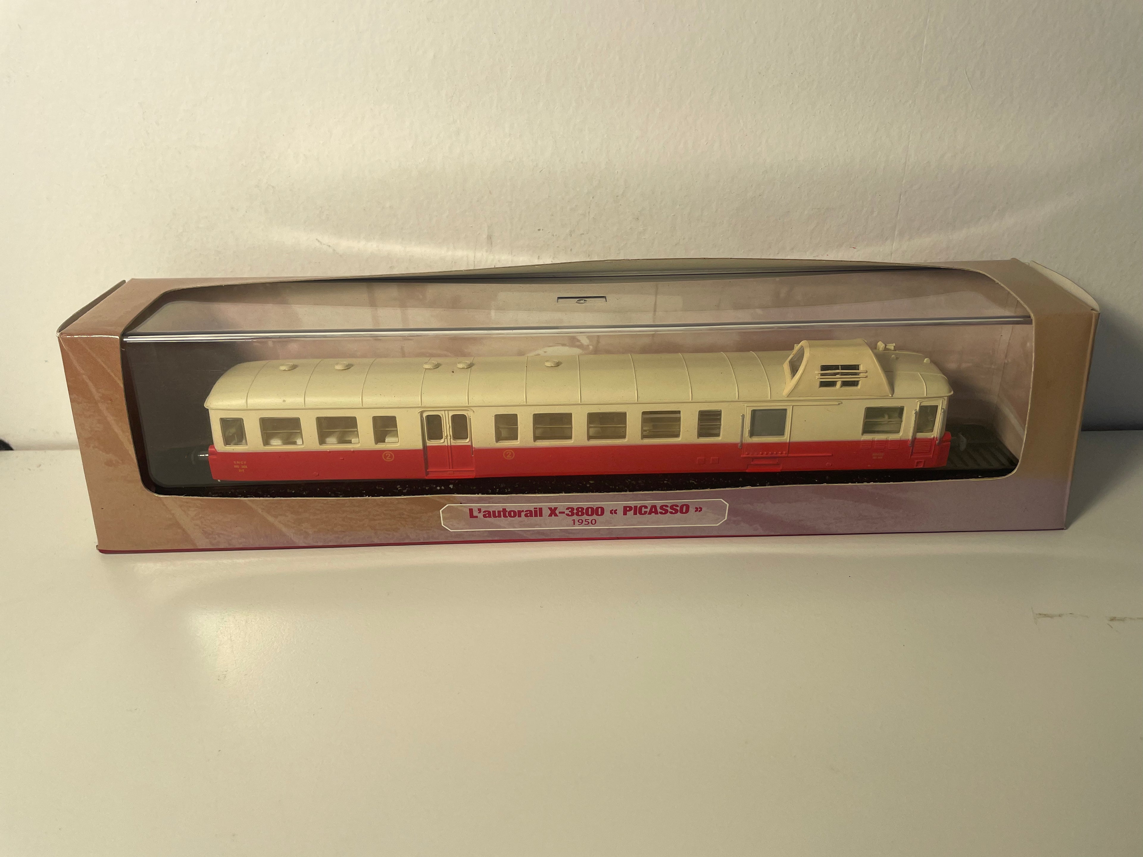 Autorail (micheline) X-3800 "PICASSO" de 1950 (Échelle HO - 1/87ème)