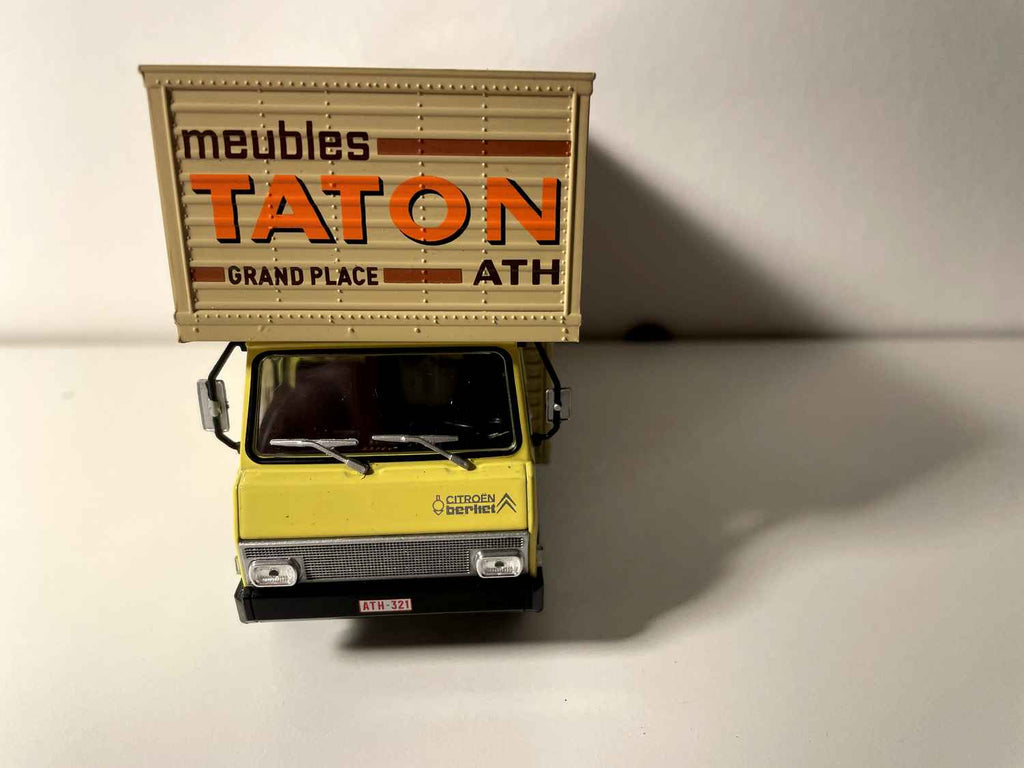 Camion Berliet 560 K à capucine transports Meubles TATON ATH