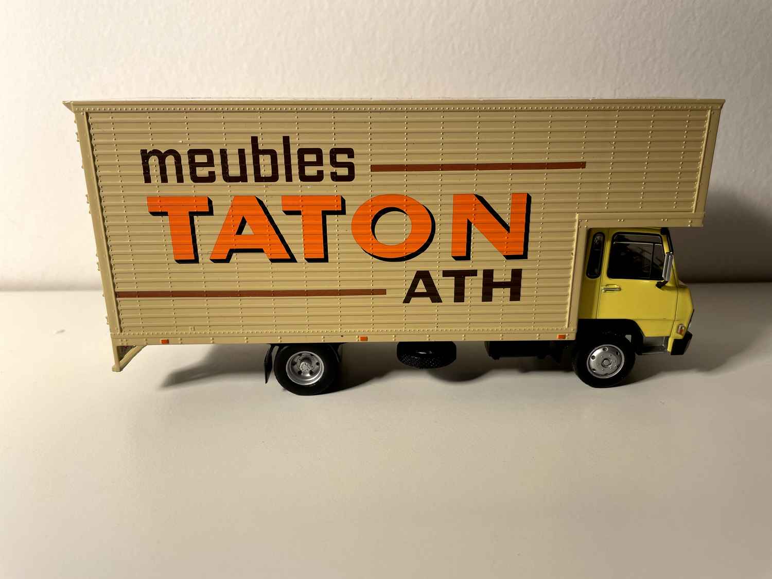 Camion Berliet 560 K transportéiert Mëbel TATON ATH - Editioun Hachette Collections / Miniaturproduzent: IXO