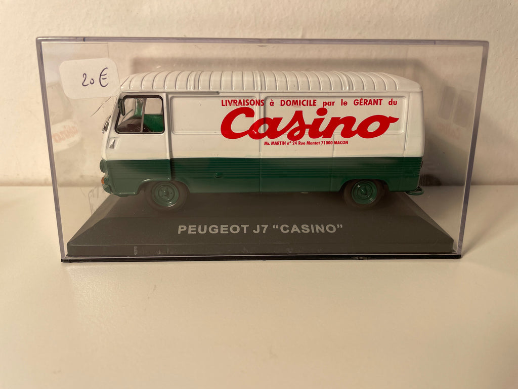 Peugeot J7 blanc et vert - Publicité sur les magasins CASINO