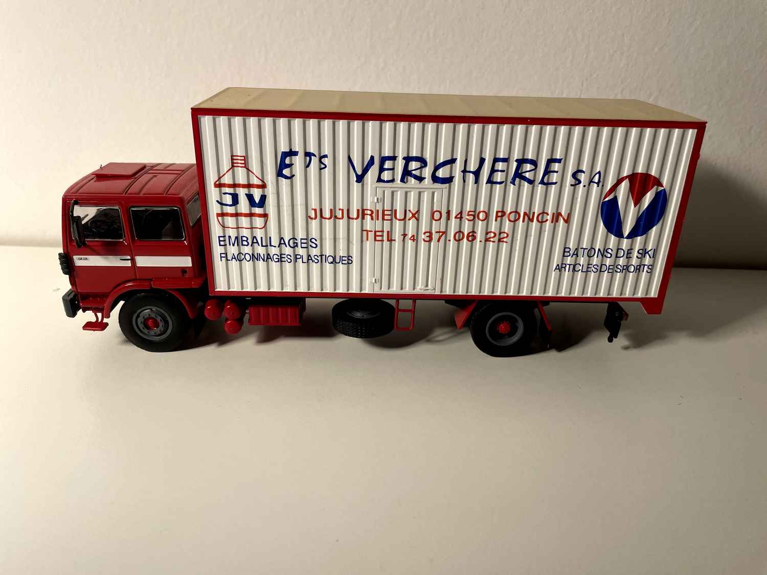 Camion Berliet GR 231 rouge et blanc - Transports Etablissement Verchère S.A.