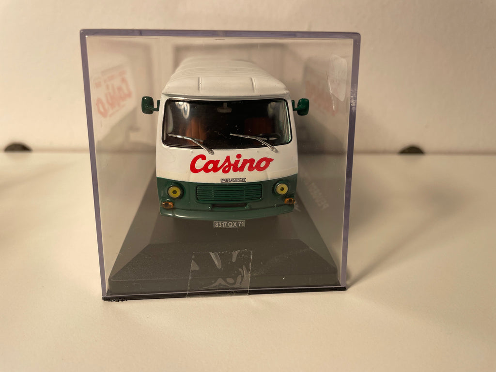 Peugeot J7 blanc et vert - Publicité sur les magasins CASINO