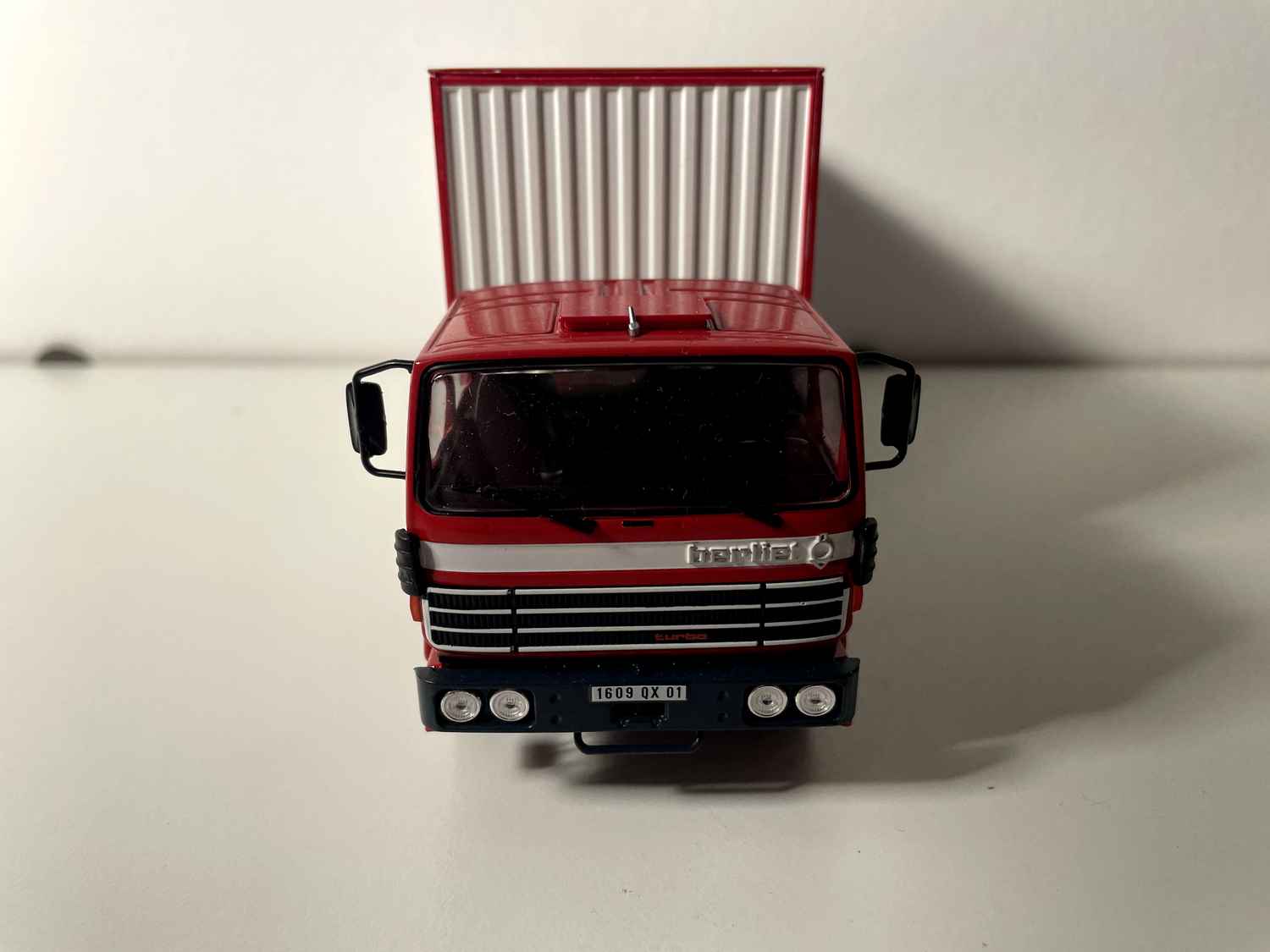 Camion Berliet GR 231 rouge et blanc - Transports Etablissement Verchère S.A.
