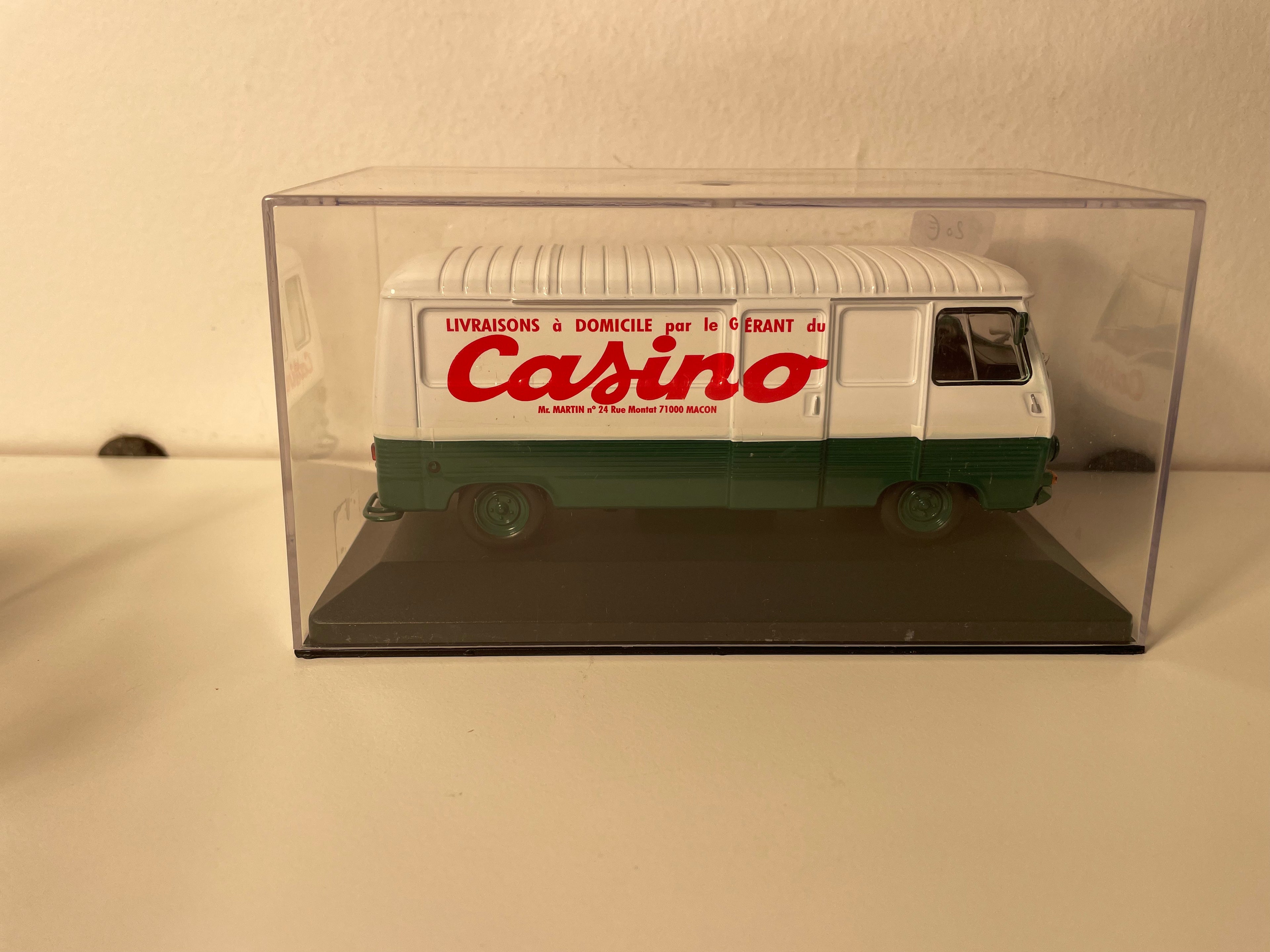 Peugeot J7 blanc et vert - Publicité sur les magasins CASINO