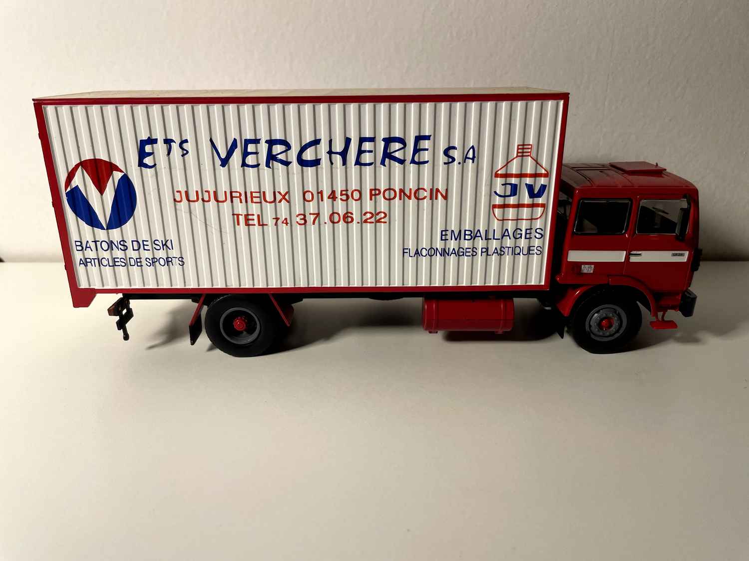 Camion Berliet GR 231 rouge et blanc - Transports Etablissement Verchère S.A.