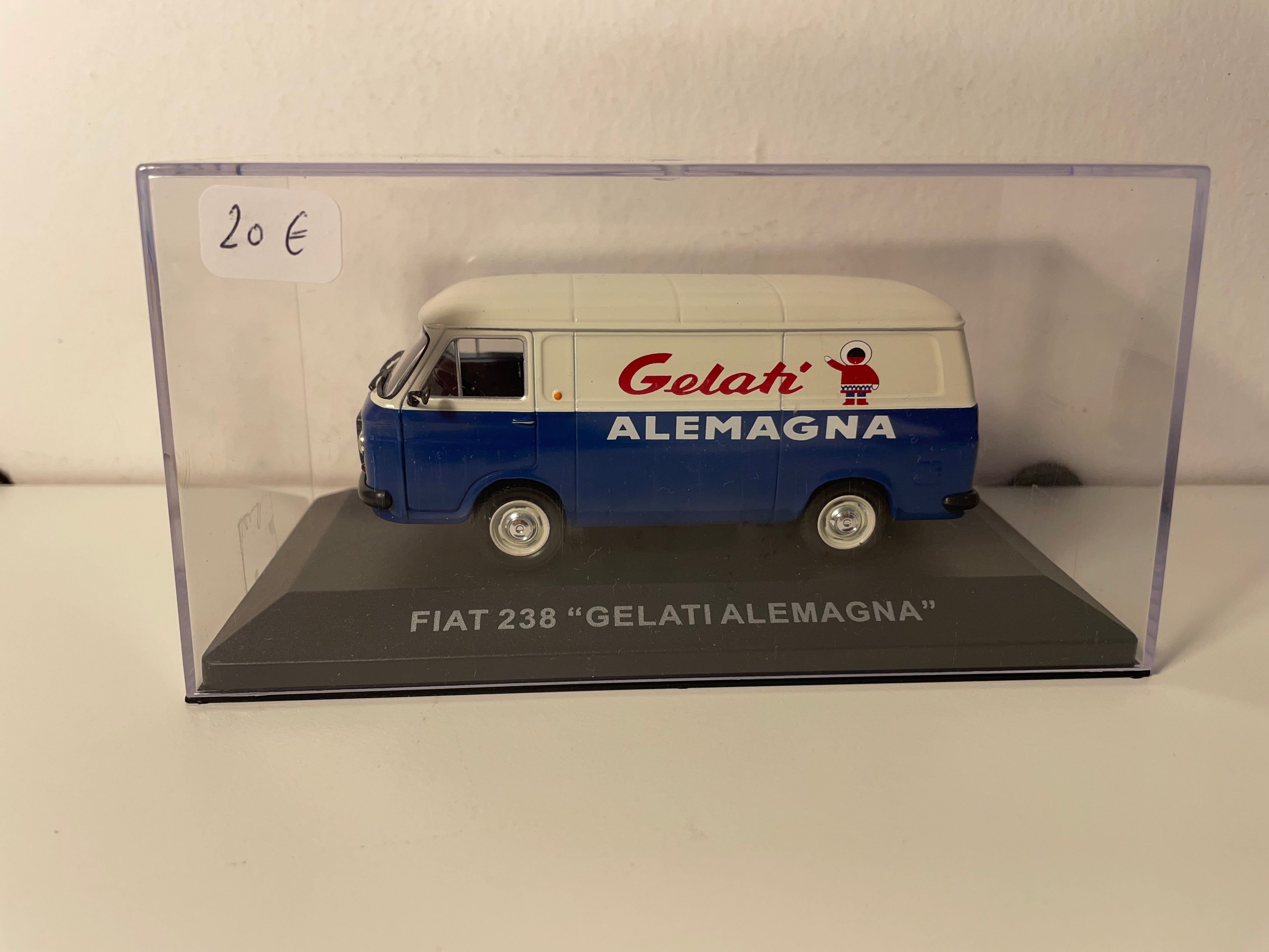 Fiat 238 bleu et beige? - Publicité GELATI ALEMAGNA (confiserie et glacerie italienne)