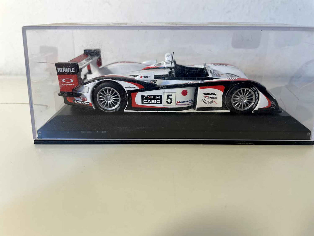 Audi R8 blanco número 5 (24 Horas de Le Mans 2004)