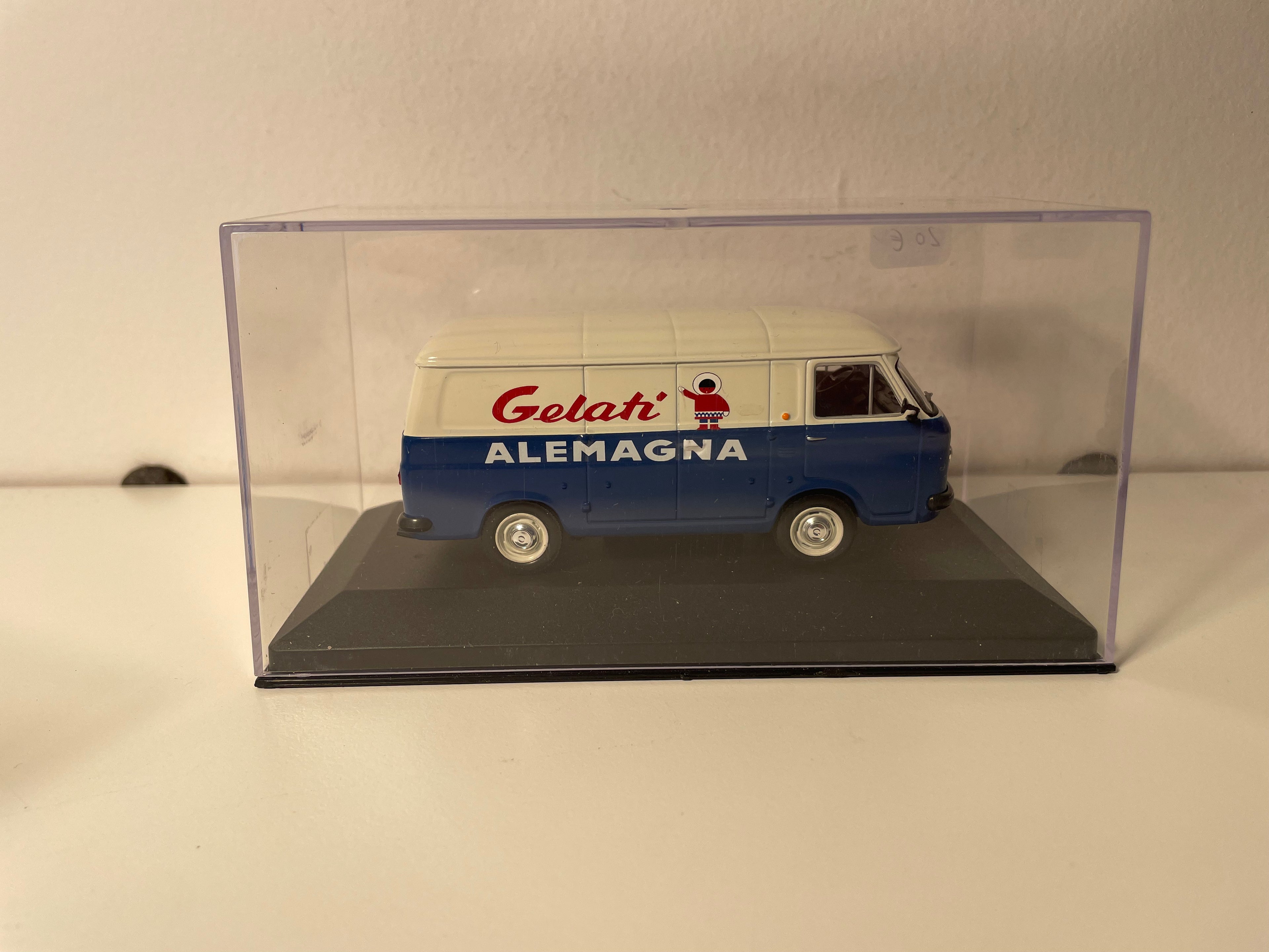 Fiat 238 bleu et beige? - Publicité GELATI ALEMAGNA (confiserie et glacerie italienne)