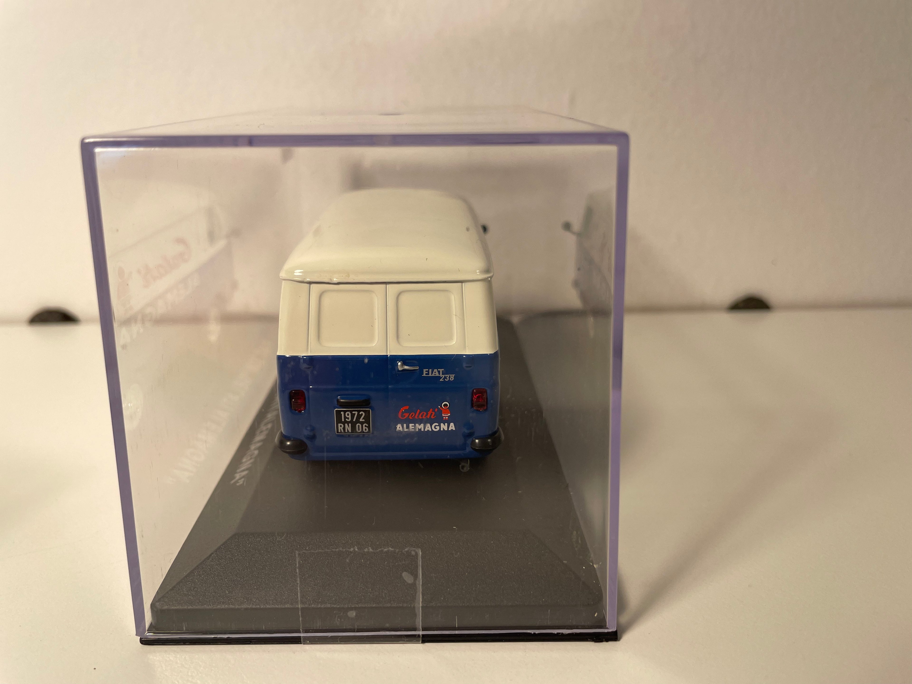 Fiat 238 bleu et beige? - Publicité GELATI ALEMAGNA (confiserie et glacerie italienne)