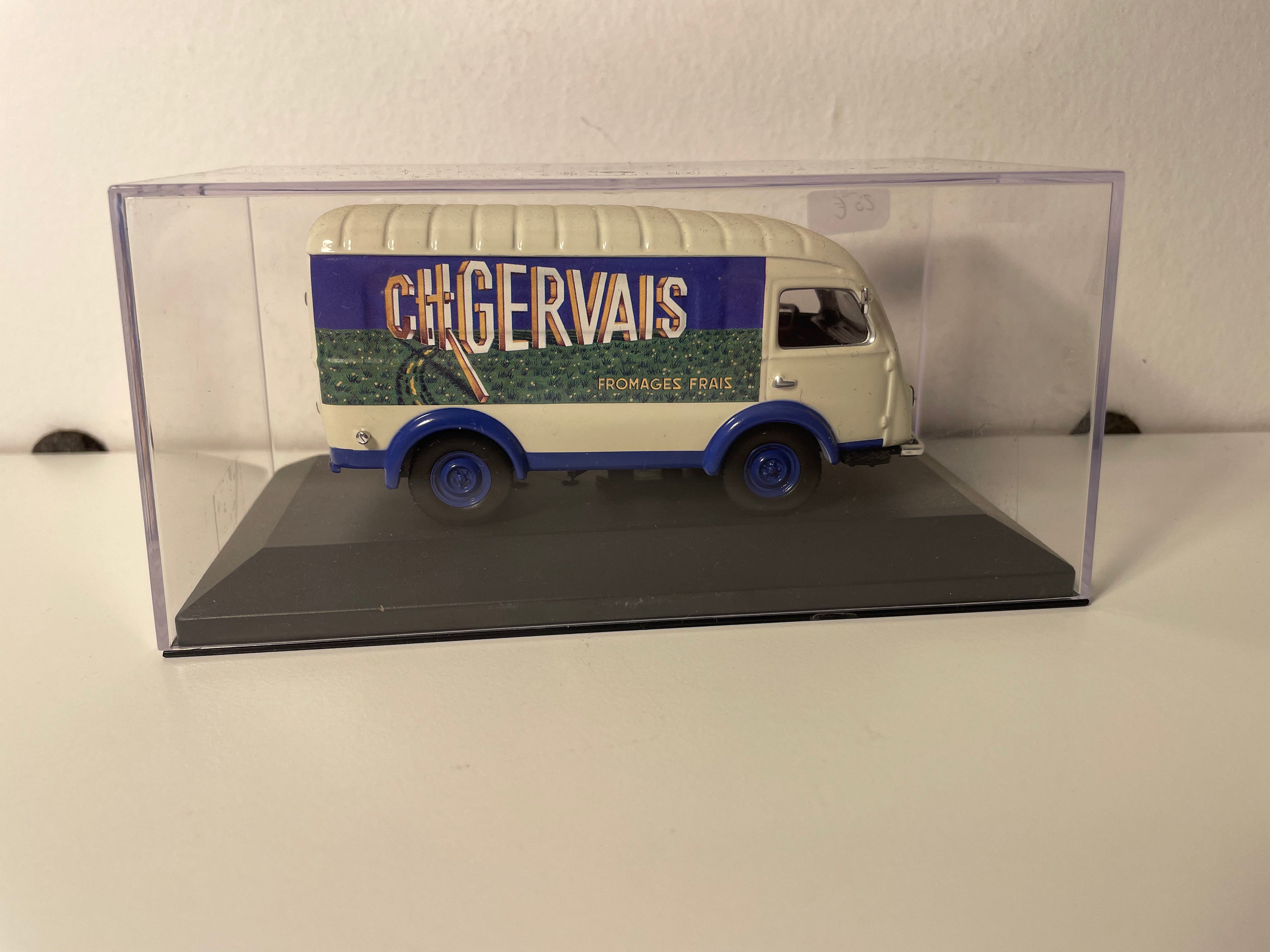 Renault 1000 kg beige bleu et vert - Publicité Ch. GERVAIS (fromages et produits laitiers)