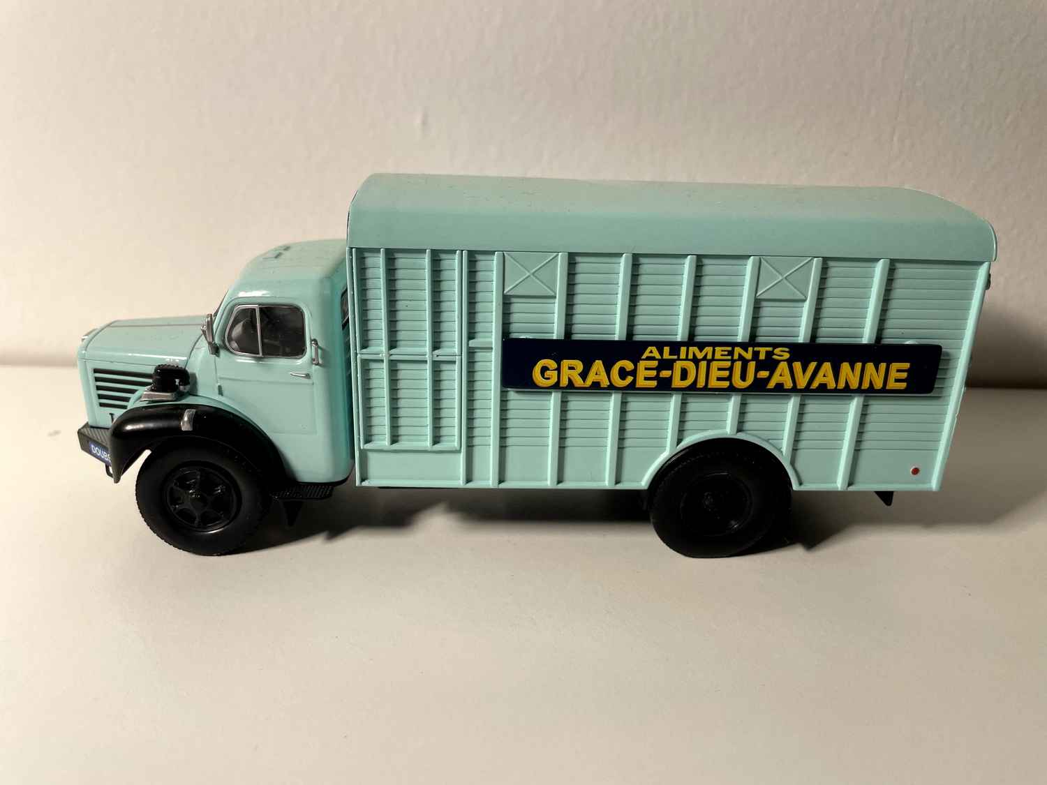 Camion Berliet GLR8 M2 vert pâle aliments  pour bétails - société GRACE-DIEU-AVANNE