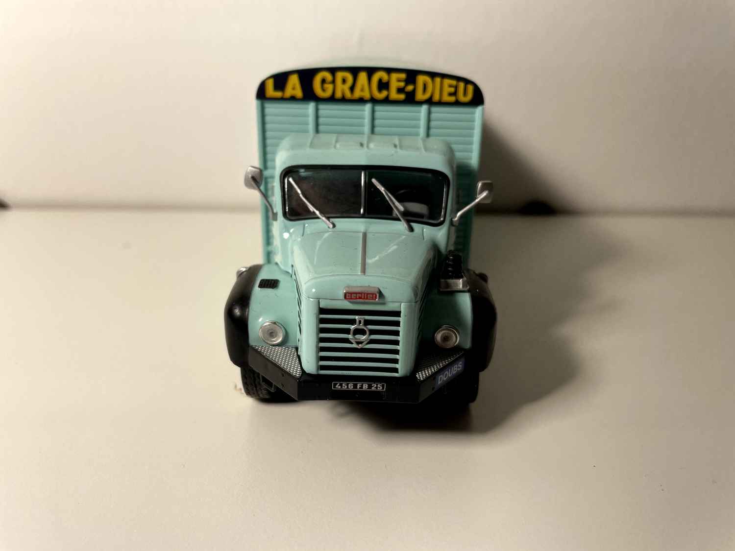 Camion Berliet GLR8 M2 vert pâle aliments  pour bétails - société GRACE-DIEU-AVANNE