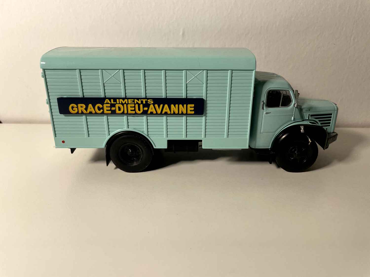 Camion Berliet GLR8 M2 vert pâle aliments  pour bétails - société GRACE-DIEU-AVANNE
