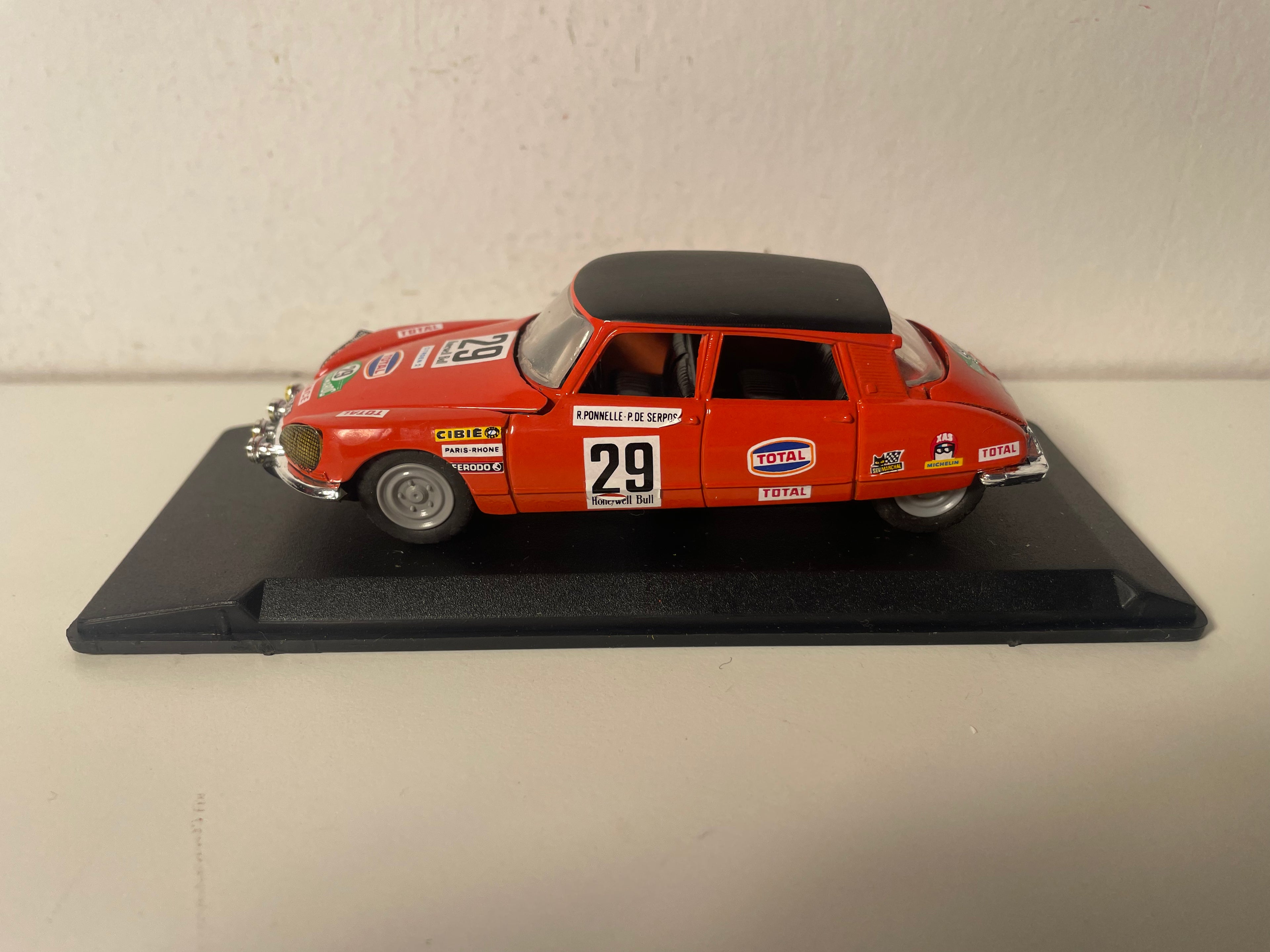 Citroën DS 21 orange et toit noir numéro 29 - rallye du Maroc - La compagnie européenne des collectionneurs référence V4392