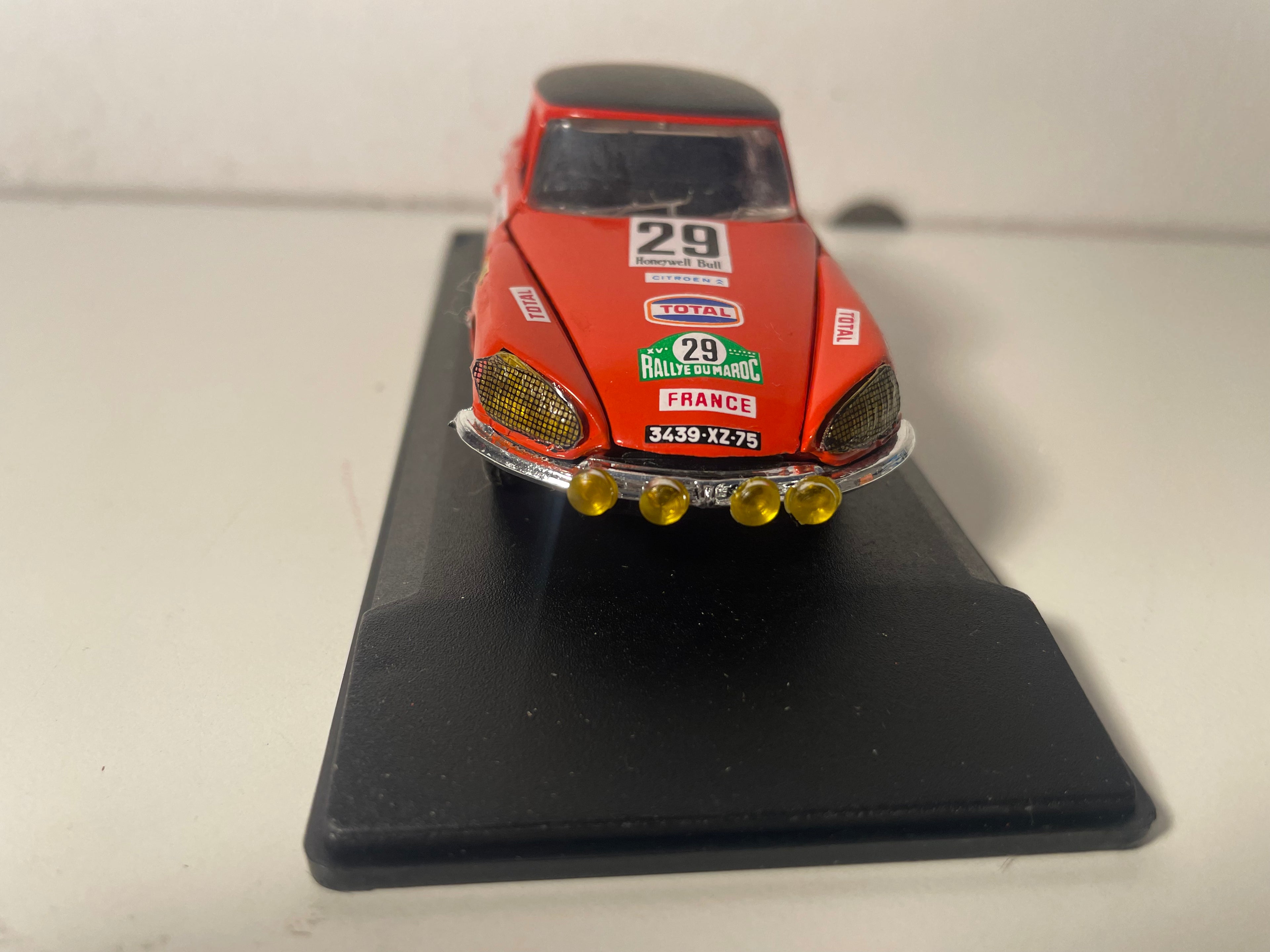 Citroën DS 21 orange et toit noir numéro 29 - rallye du Maroc - La compagnie européenne des collectionneurs référence V4392
