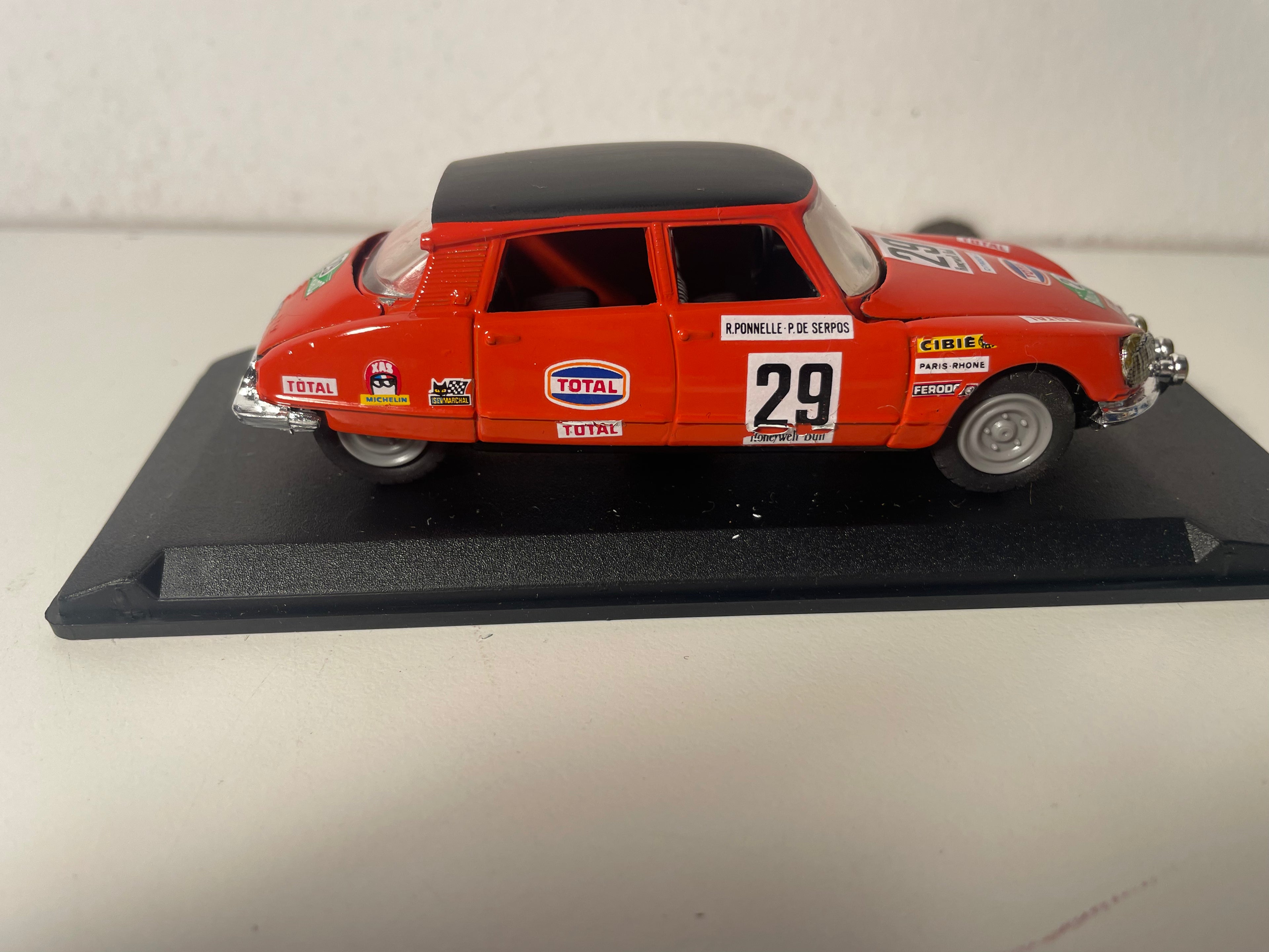 Citroën DS 21 orange et toit noir numéro 29 - rallye du Maroc - La compagnie européenne des collectionneurs référence V4392