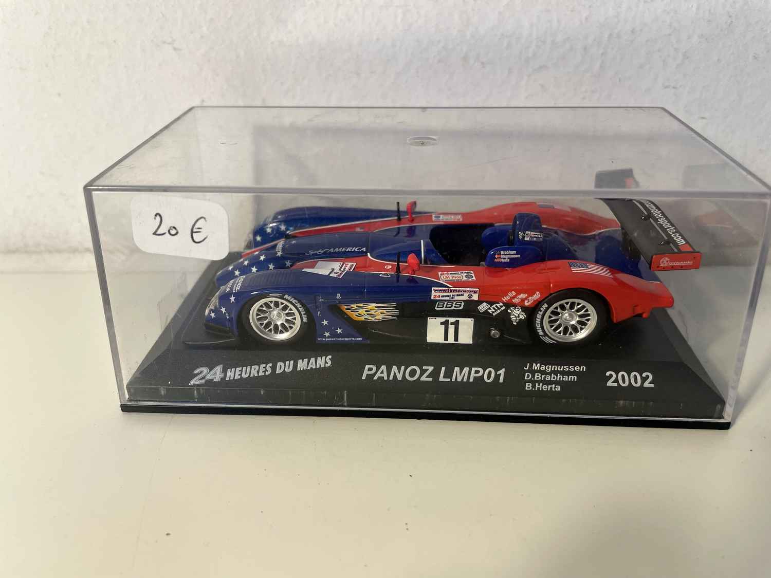 Panoz LMP01 azul e vermelho número 11 (24 Horas de Le Mans 2002)