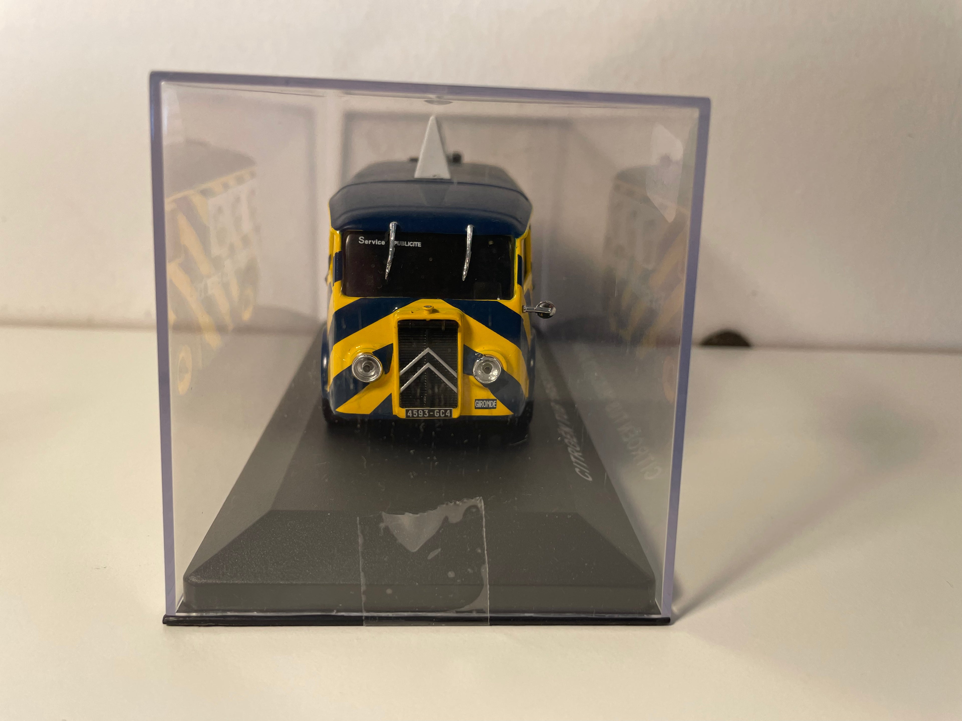 Citroën TUB gestreept blauw en geel - Advertentie voor BRUN koekjes