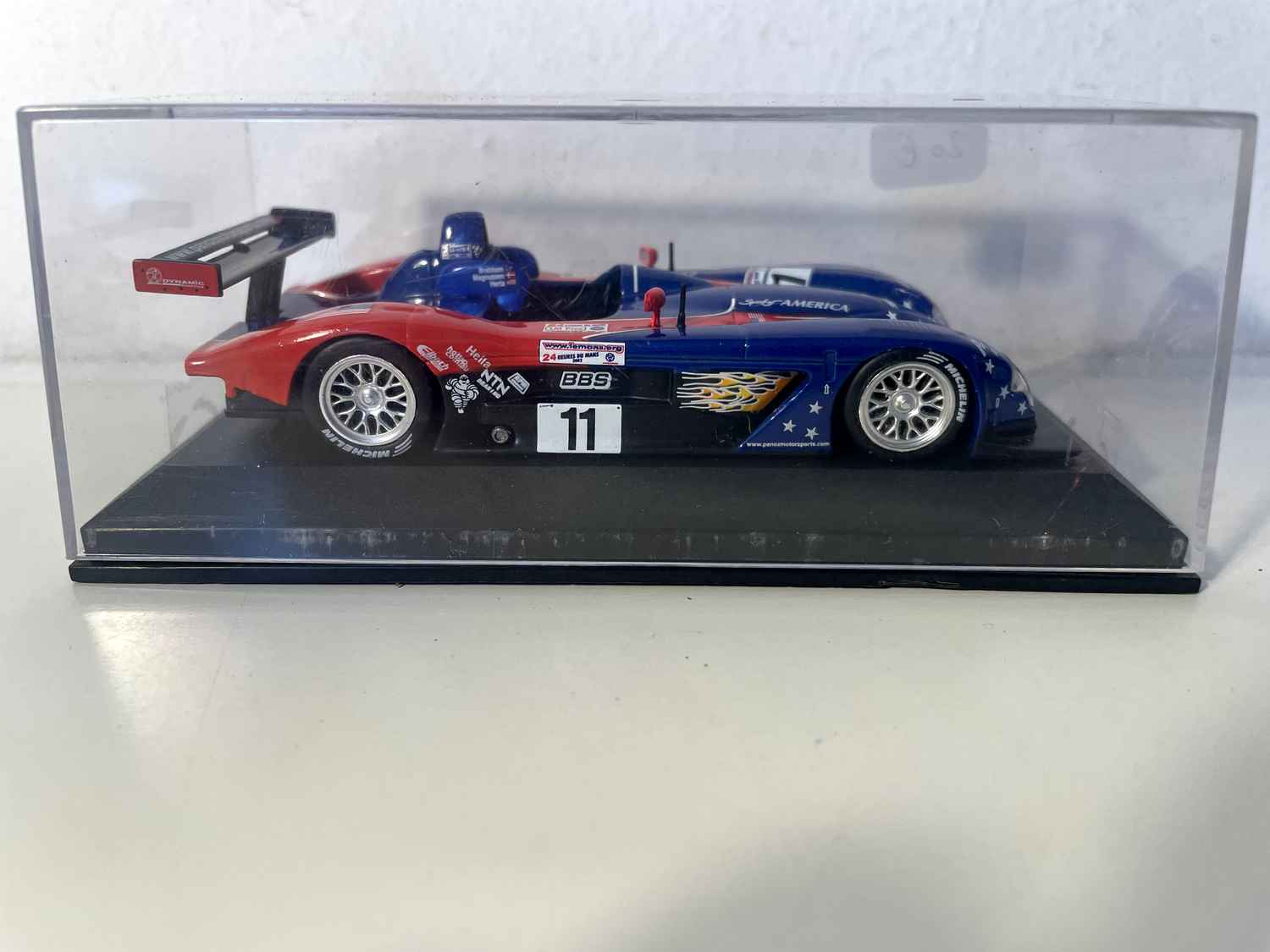 Panoz LMP01 azul e vermelho número 11 (24 Horas de Le Mans 2002)
