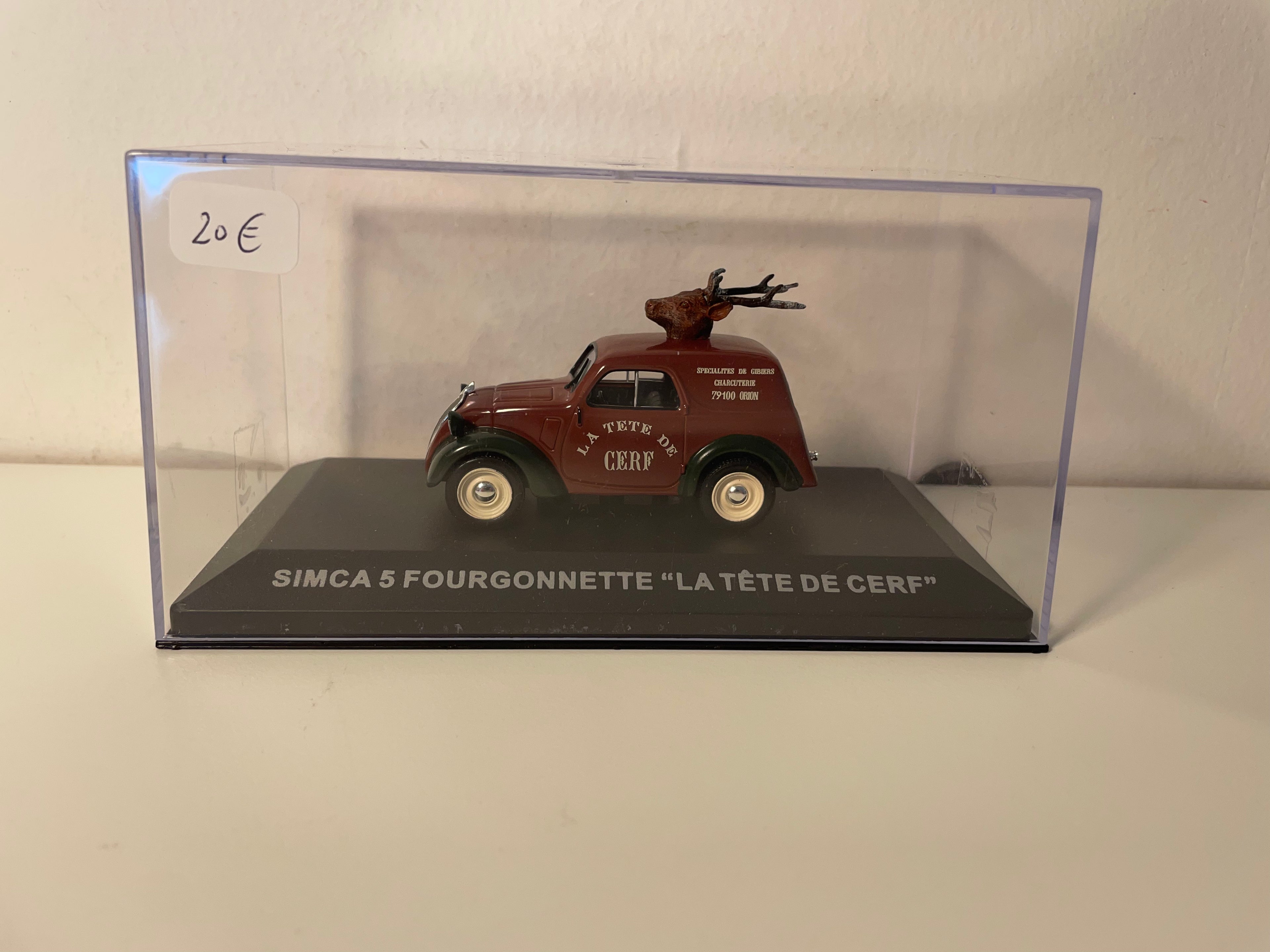 Simca 5 fourgonnette marron - Publicité pour la charcuterie "La Tête de Cerf" à Orion (79100)