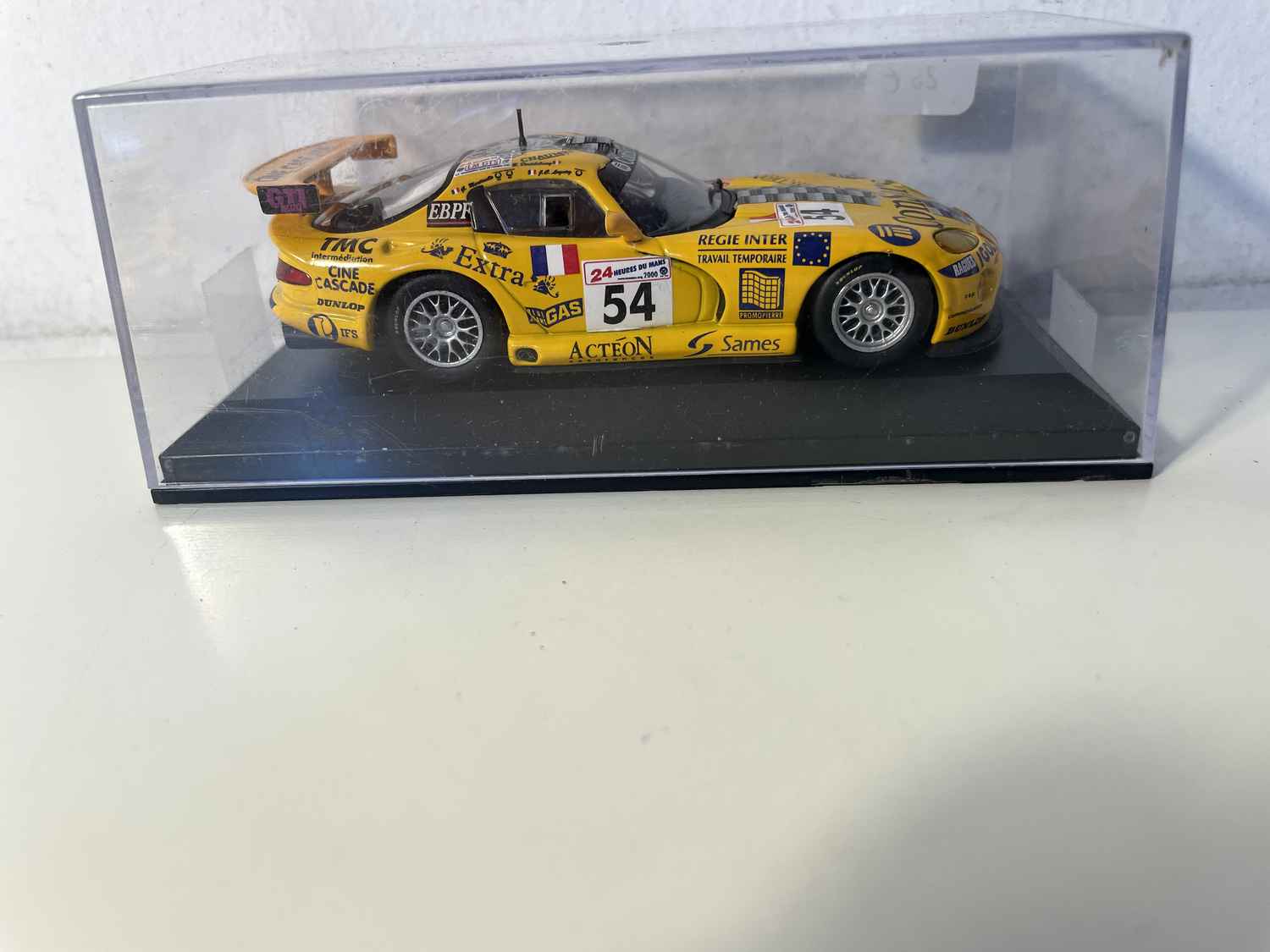 Żółty Chrysler Viper GTS-R numer 54 (24-godzinny wyścig Le Mans 2000)