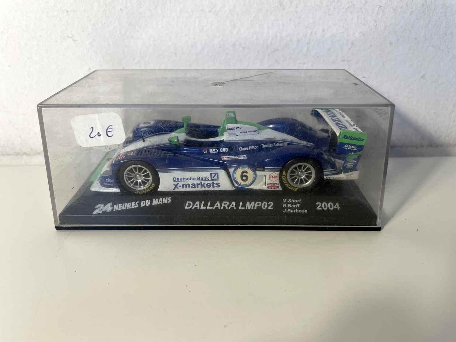 Dallara LMP02 niebiesko-biało-zielona z numerem 6 (24-godzinny wyścig Le Mans 2004)