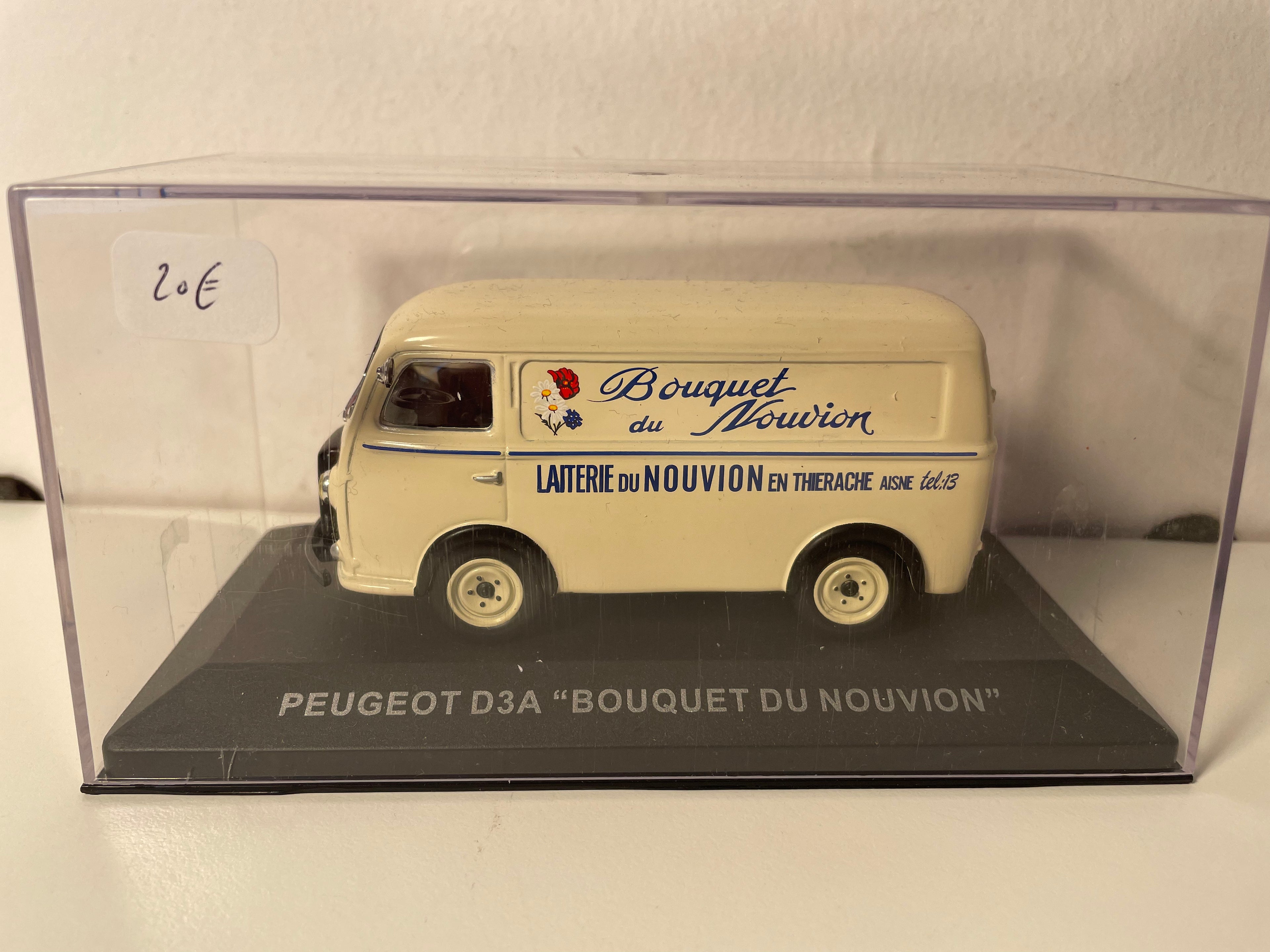Peugeot D3A beige - Publicité Bouquet du Nouvion - laiterie du Nouvion en Thérache (dans l'Aisne)